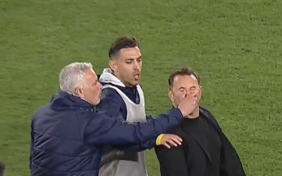 Mourinho bóp mũi đối thủ, chờ án phạt dài từ LĐBĐ Thổ Nhĩ Kỳ