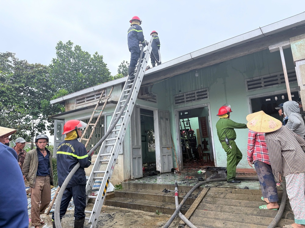 Công an cùng người dân hợp lực chữa cháy nhà ở Quảng Nam- Ảnh 3.