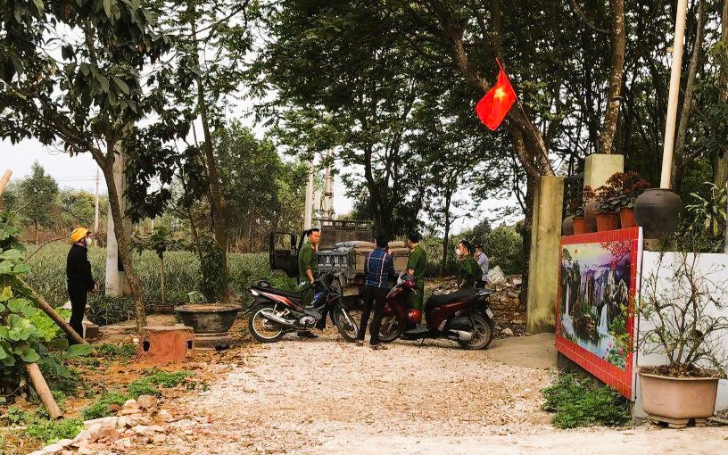Xe chở vật liệu lùi cán tử vong một cháu nhỏ