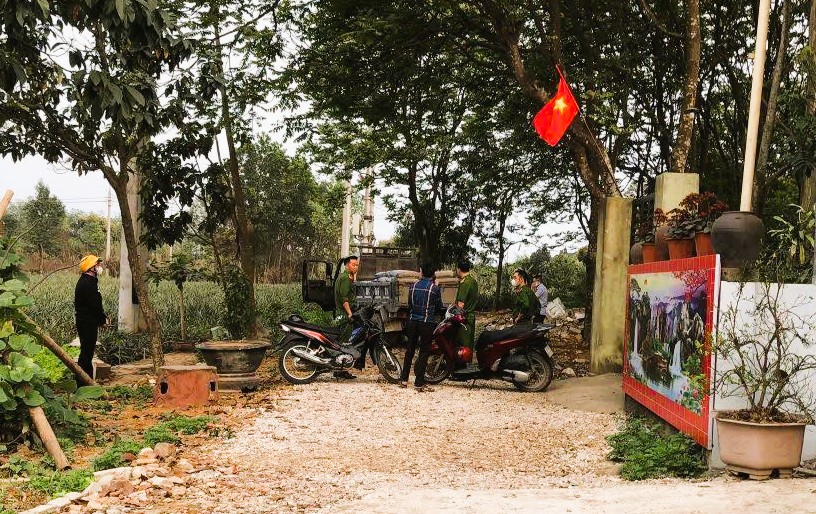 Xe chở vật liệu l&ugrave;i c&aacute;n tử vong một ch&aacute;u nhỏ- Ảnh 1.
