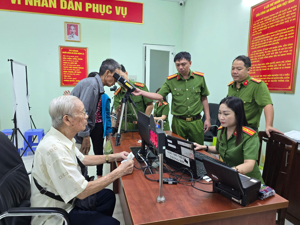 Qua qu&aacute; tr&igrave;nh triển khai Đề &aacute;n 06, việc phục vụ người d&acirc;n v&agrave; doanh nghiệp của C&ocirc;ng an TP HCM ng&agrave;y c&agrave;ng hiệu quả