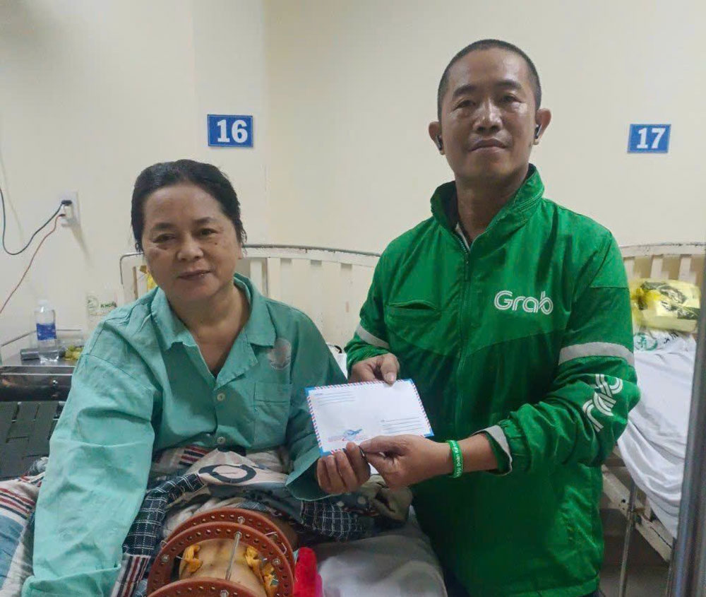 R&agrave;ng buộc bằng quan hệ lao động &Ocirc;ng L&ecirc; Văn Đại, Ph&oacute; Chủ tịch LĐLĐ TP Đ&agrave; Nẵng, cho biết để hỗ trợ lao động tự do - trong đ&oacute; c&oacute; t&agrave;i xế xe &ocirc;m, xe c&ocirc;ng nghệ - LĐLĐ th&agrave;nh phố đ&atilde; th&agrave;nh lập c&aacute;c nghiệp đo&agrave;n nhằm li&ecirc;n kết, tập hợp, chăm lo, bảo vệ người lao động. Về l&acirc;u d&agrave;i, cần c&oacute; quy định ph&aacute;p luật để quản l&yacute; hiệu quả m&ocirc; h&igrave;nh hoạt động của shipper, t&agrave;i xế xe c&ocirc;ng nghệ; tr&aacute;nh t&igrave;nh trạng người lao động c&oacute; nhiều nguy cơ nhưng kh&ocirc;ng bị r&agrave;ng buộc bởi quan hệ lao động.