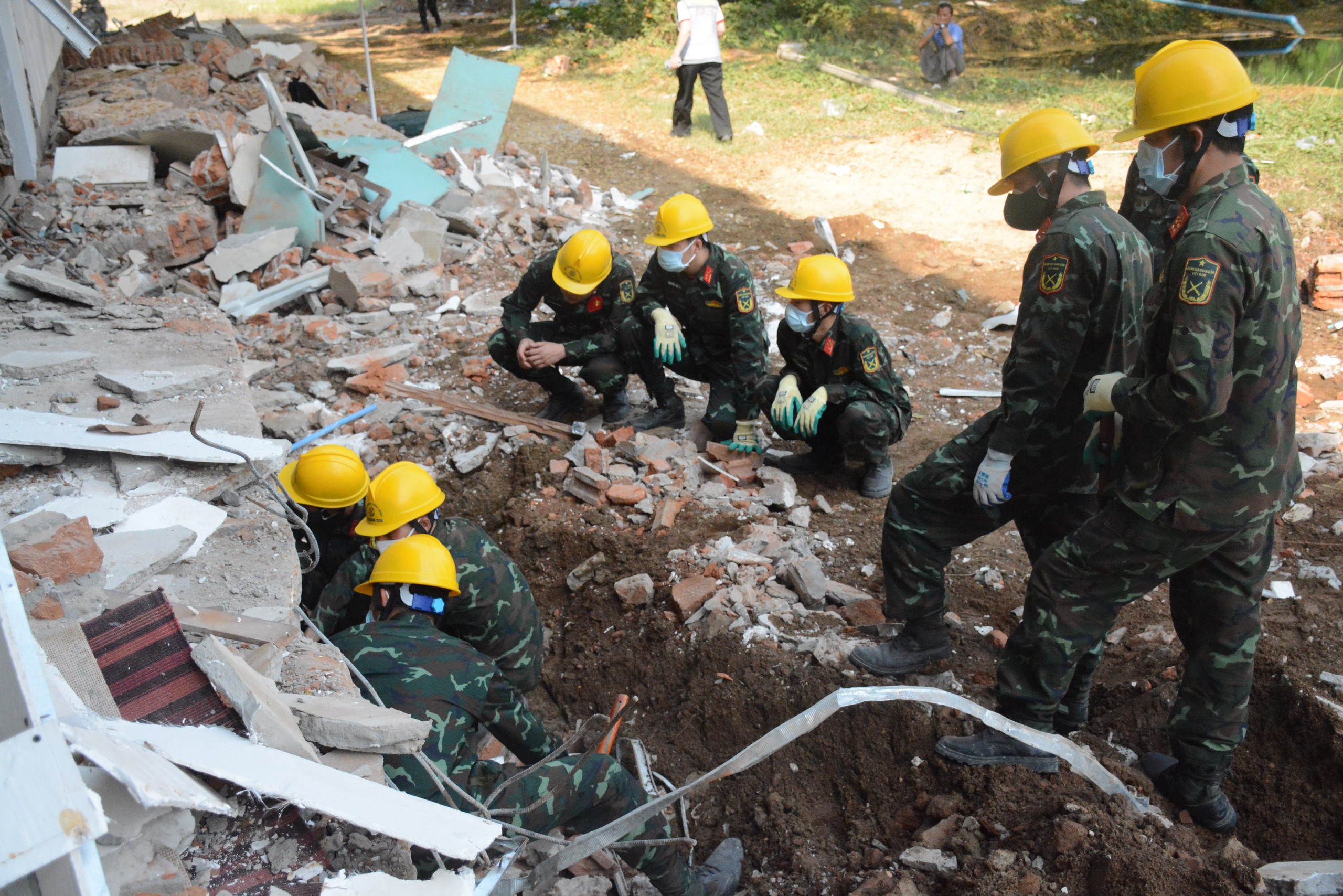 Đoàn cứu hộ Việt Nam tìm thấy thêm 3 thi thể nạn nhân động đất Myanmar- Ảnh 9.