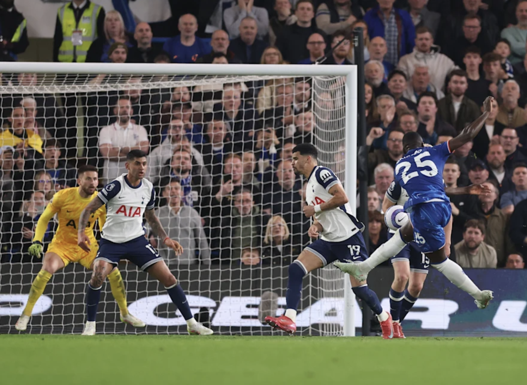 Thắng Tottenham ở derby mưa thẻ, Chelsea trở lại Top 4 Ngoại hạng- Ảnh 1.