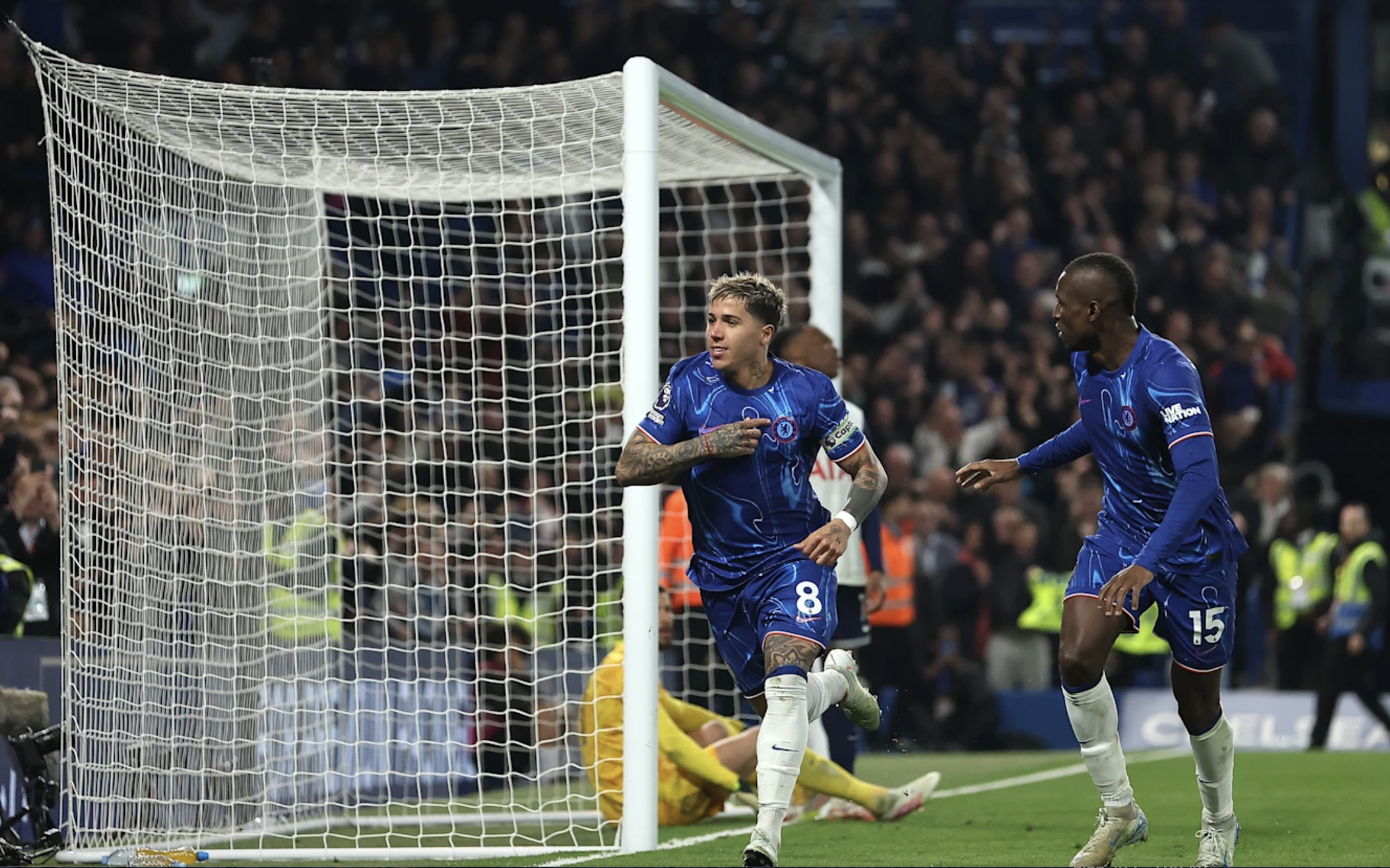 Thắng Tottenham ở derby mưa thẻ, Chelsea trở lại Top 4 Ngoại hạng