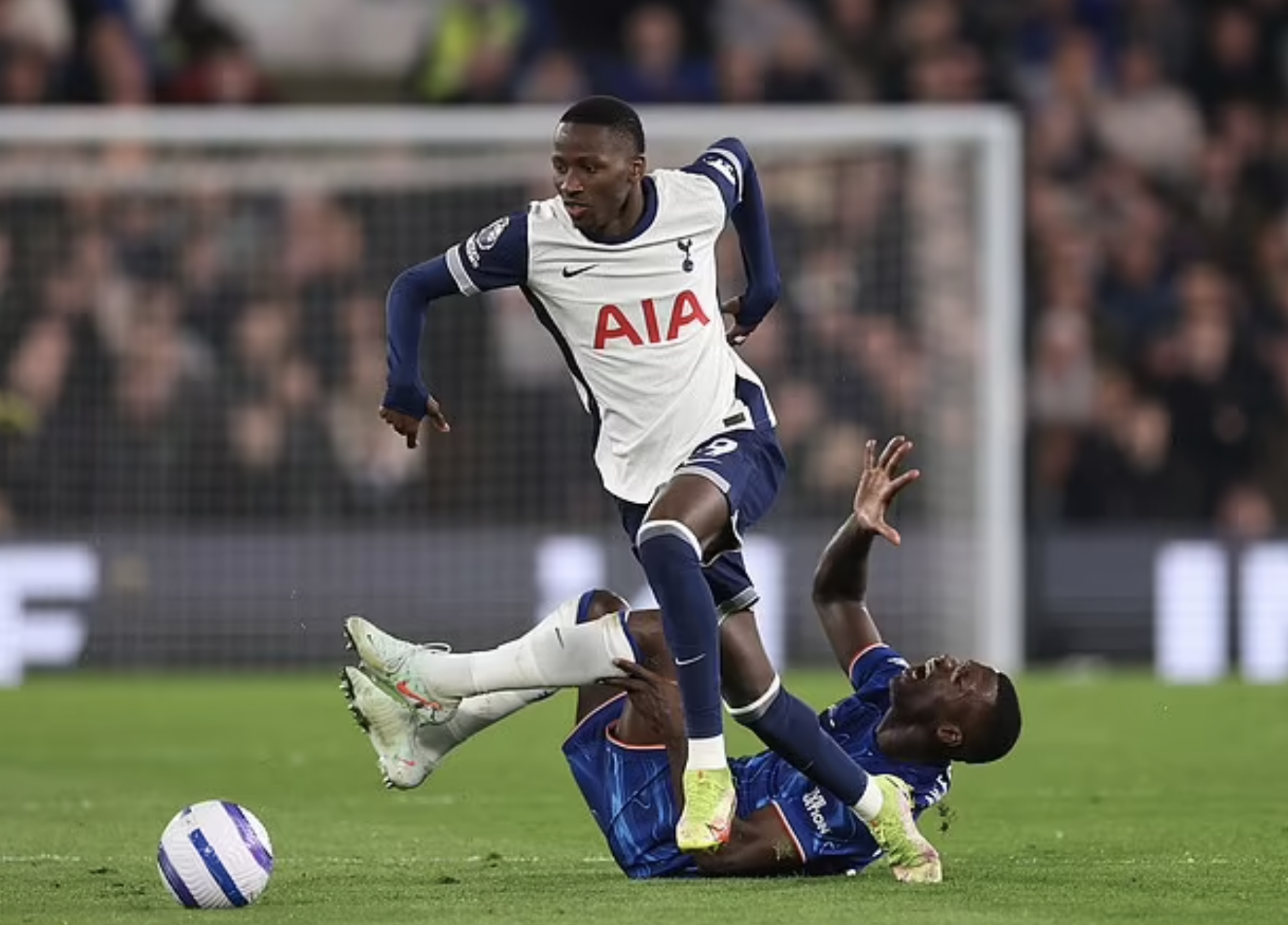 Thắng Tottenham ở derby mưa thẻ, Chelsea trở lại Top 4 Ngoại hạng- Ảnh 2.
