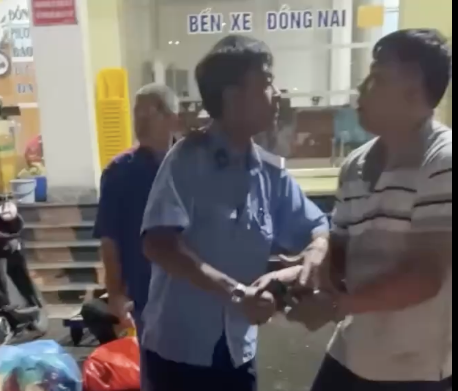 Clip gần 2 ph&uacute;t ghi lại cảnh bảo vệ Bến xe Đồng Nai d&ugrave;ng s&uacute;ng điện hăm dọa h&agrave;nh kh&aacute;ch- Ảnh 1.
