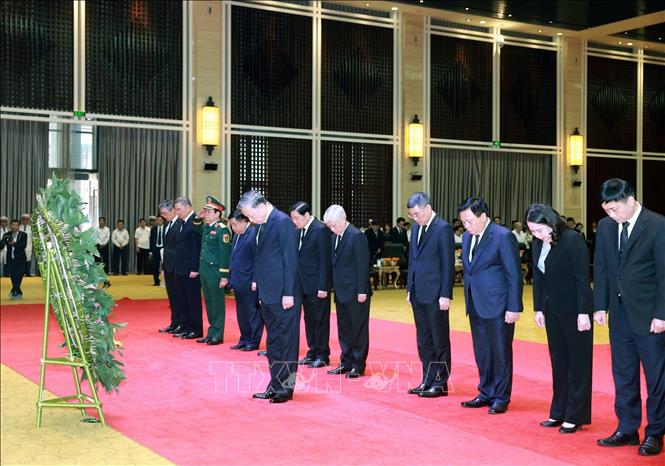 Tổng B&iacute; thư T&ocirc; L&acirc;m viếng Đại tướng Khamtay Siphandone
