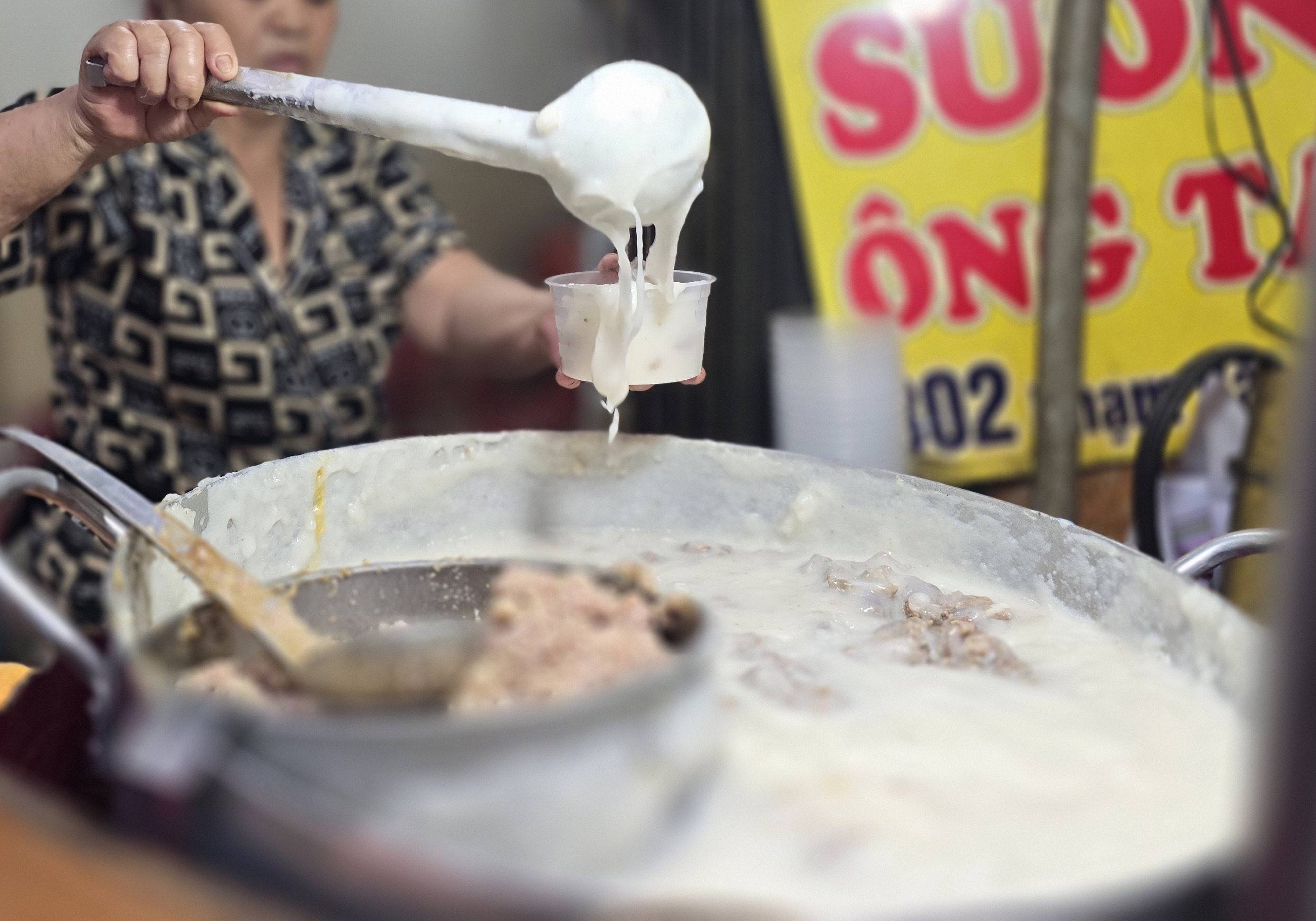 H&agrave;ng ch&aacute;o sườn hơn 40 năm đ&ocirc;ng kh&aacute;ch tại khu &Ocirc;ng Tạ ở TP HCM- Ảnh 7.