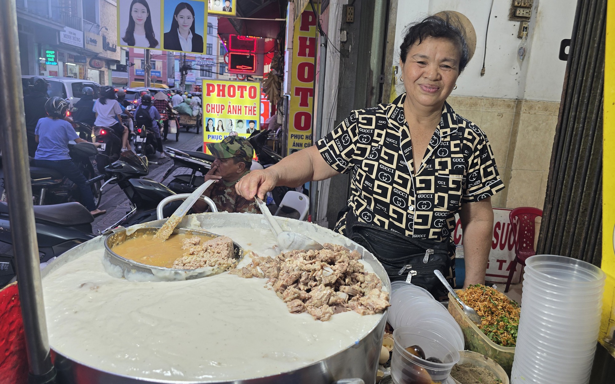 Hàng cháo sườn hơn 40 năm đông khách tại khu Ông Tạ ở TP HCM