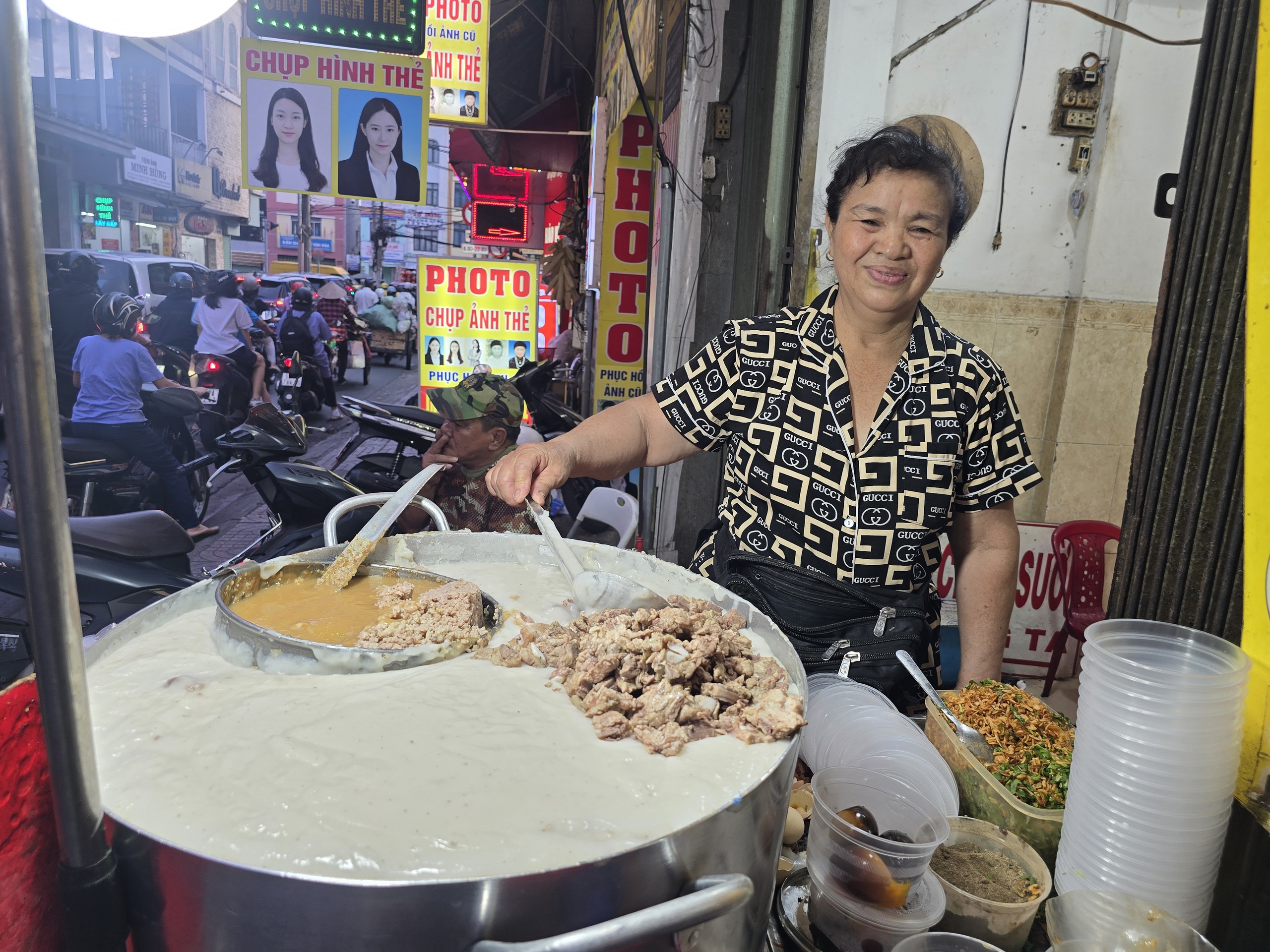 H&agrave;ng ch&aacute;o sườn hơn 40 năm đ&ocirc;ng kh&aacute;ch tại khu &Ocirc;ng Tạ ở TP HCM- Ảnh 1.