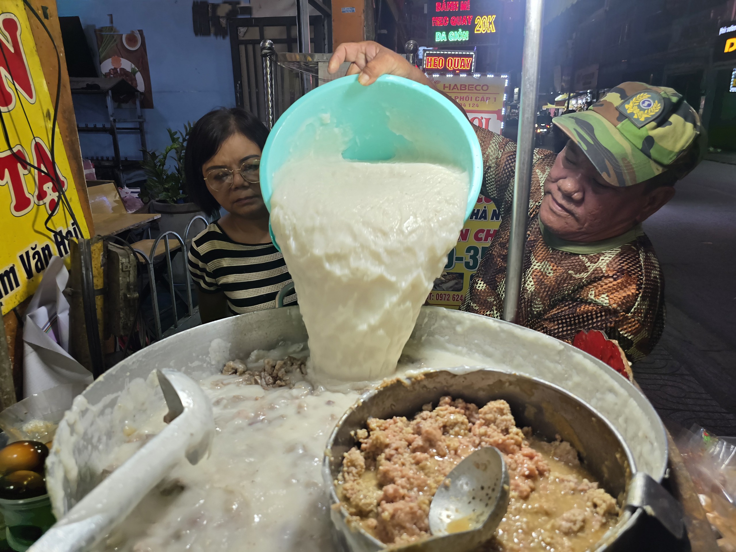 H&agrave;ng ch&aacute;o sườn hơn 40 năm đ&ocirc;ng kh&aacute;ch tại khu &Ocirc;ng Tạ ở TP HCM- Ảnh 11.