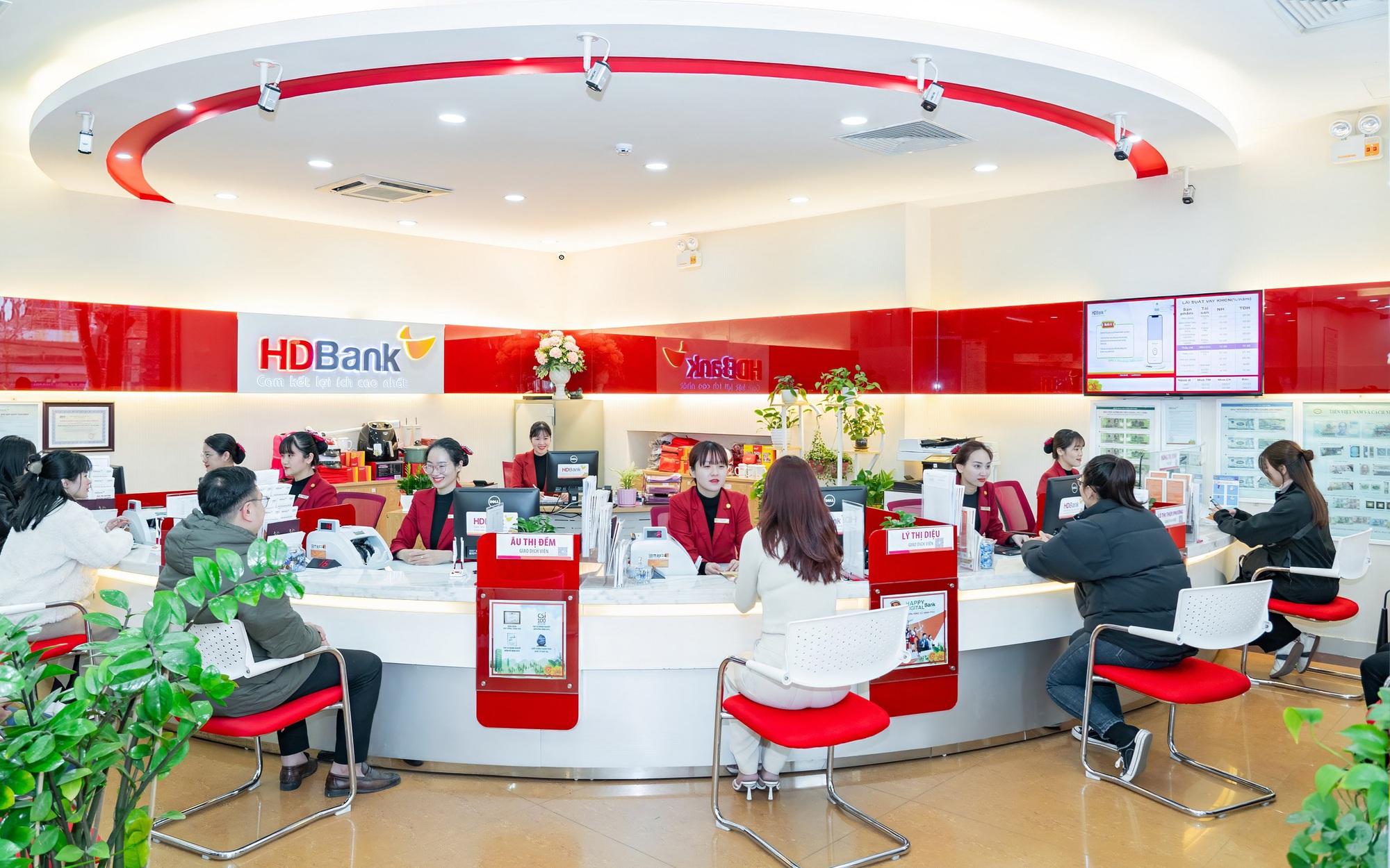 Tỉ phú Nguyễn Thị Phương Thảo nói về đầu tư cổ phiếu ngân hàng lãi hơn 4 lần- Ảnh 1.