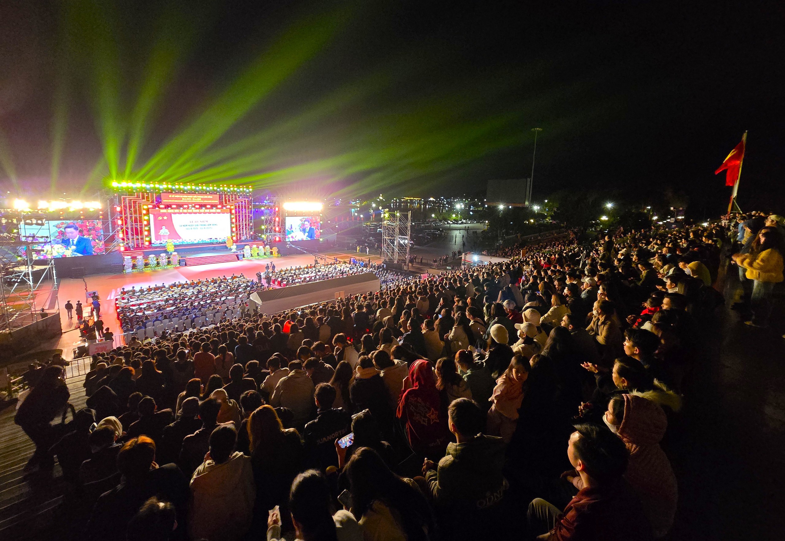H&agrave;ng chục ng&agrave;n người đến Quảng trường L&acirc;m Vi&ecirc;n dự lễ kỷ niệm 50 năm Ng&agrave;y giải ph&oacute;ng tỉnh L&acirc;m Đồng- Ảnh 2.