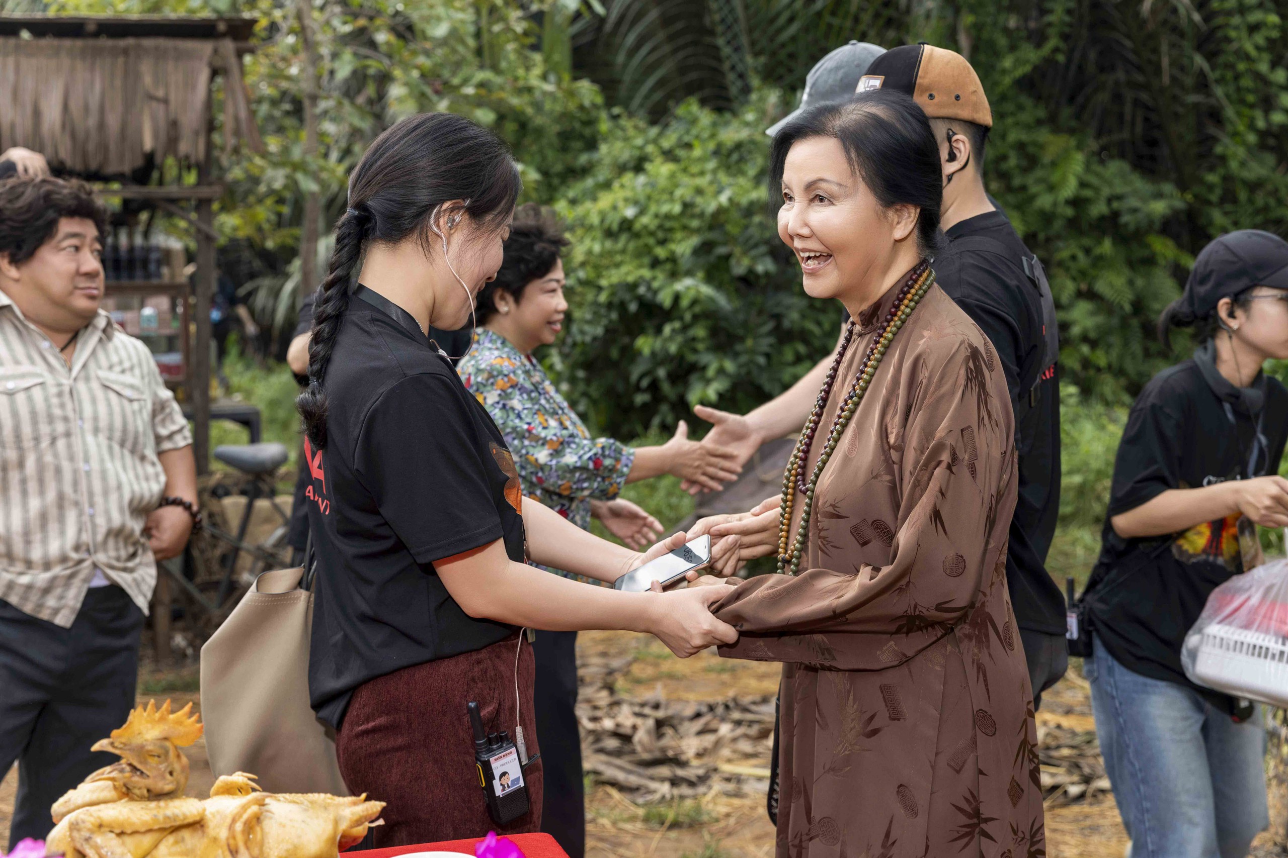 Diễn vi&ecirc;n Kiều Chinh tại buổi khai m&aacute;y