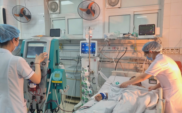 Uống thuốc mua trên mạng, người đàn ông nguy kịch