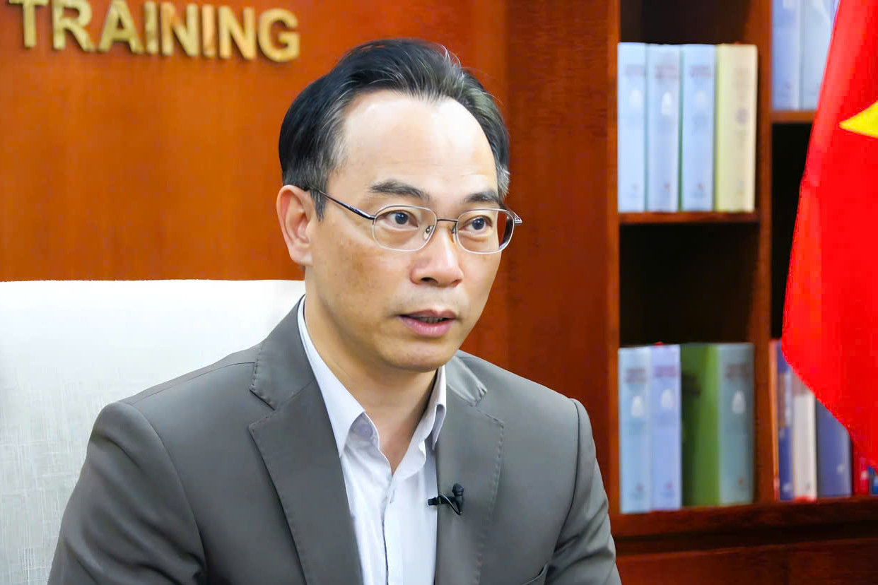 VIDEO: Thứ trưởng Bộ GD-ĐT l&yacute; giải v&igrave; sao phải quy đổi điểm x&eacute;t tuyển- Ảnh 1.
