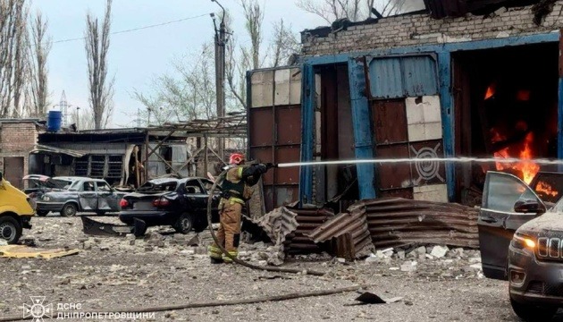 Lực lượng cứu hỏa Ukraine đang nỗ lực dập tắt đ&aacute;m ch&aacute;y ở Kryvyi Rih. Ảnh: Ukrinform