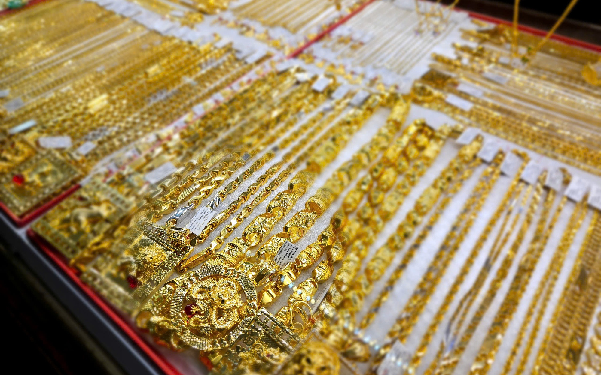 Giá vàng bất ngờ lao dốc vào cuối ngày 3-4