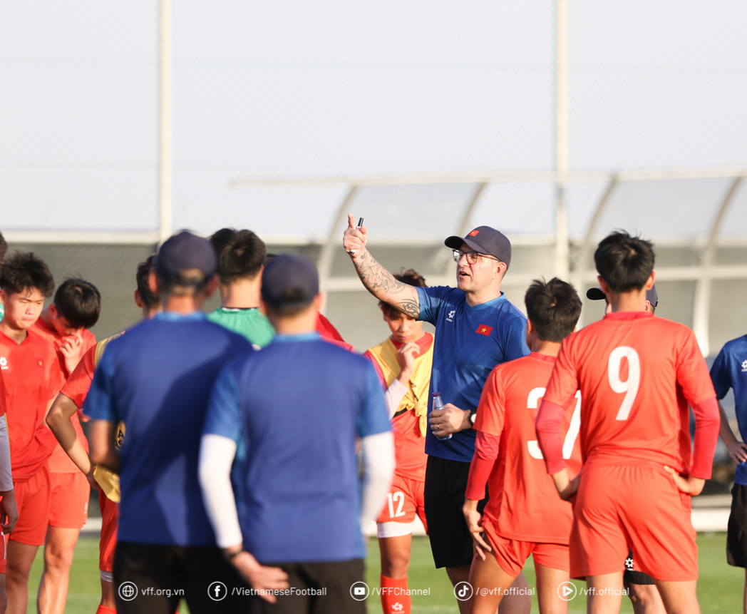 HLV Roland chốt danh sách 23 tuyển thủ U17 Việt Nam dự VCK châu Á 2025- Ảnh 1.