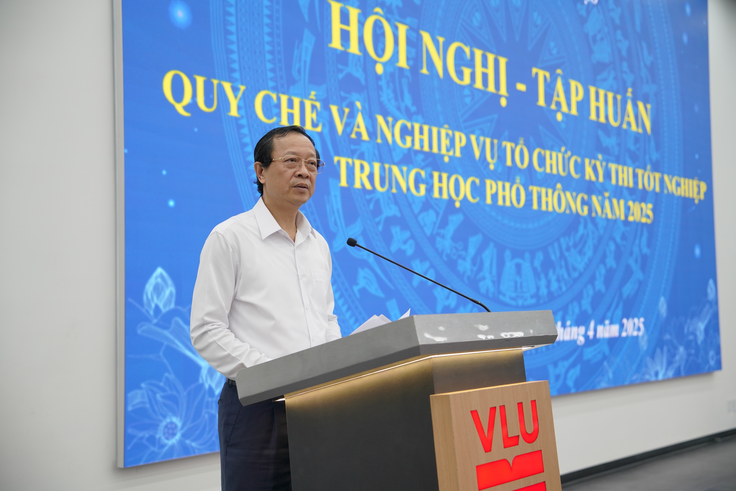 Bộ GD-ĐT: Địa phương kh&ocirc;ng v&igrave; sắp xếp bộ m&aacute;y m&agrave; lơ l&agrave; tổ chức thi tốt nghiệp- Ảnh 2.