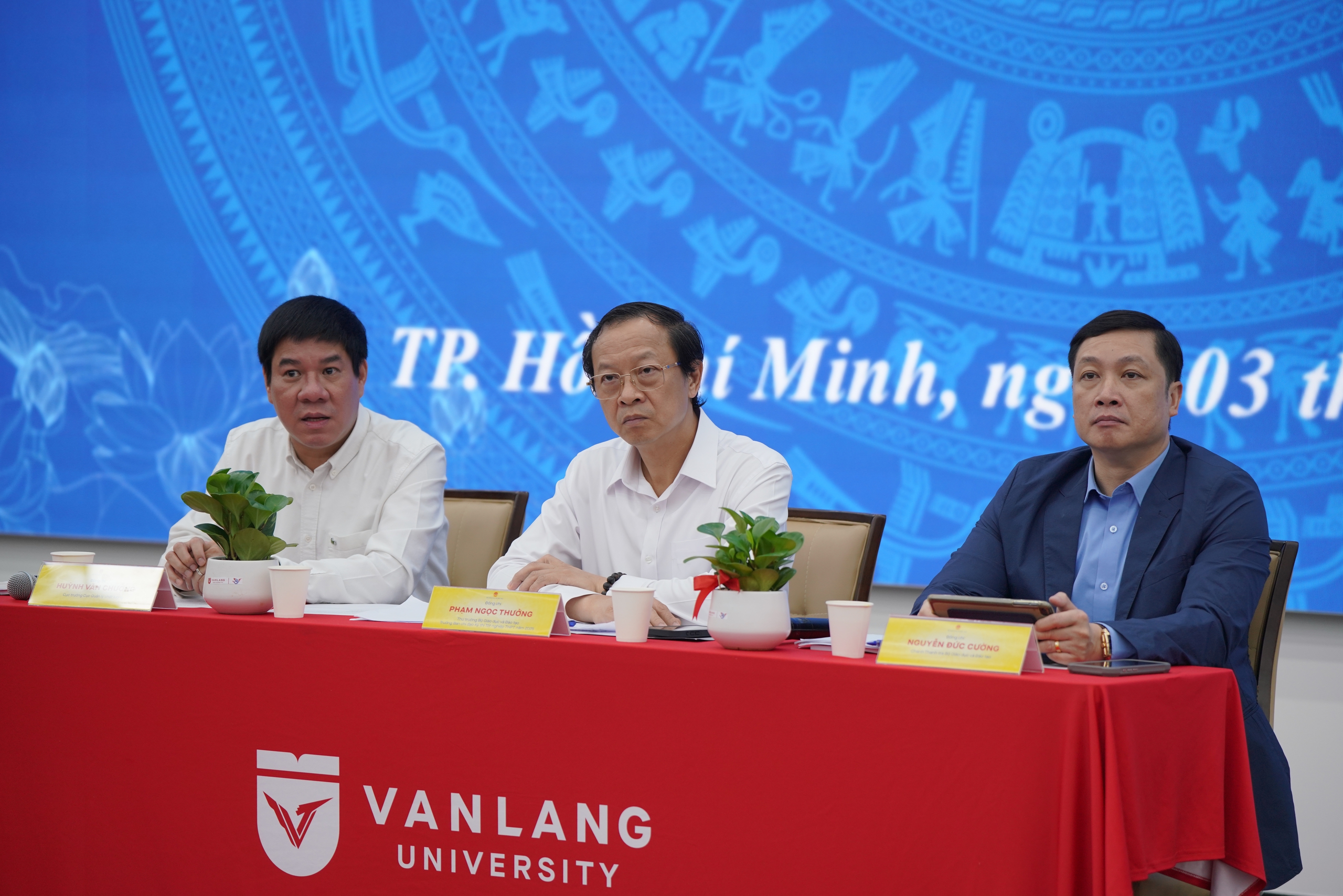 Bộ GD-ĐT: Địa phương kh&ocirc;ng v&igrave; sắp xếp bộ m&aacute;y m&agrave; lơ l&agrave; tổ chức thi tốt nghiệp- Ảnh 1.