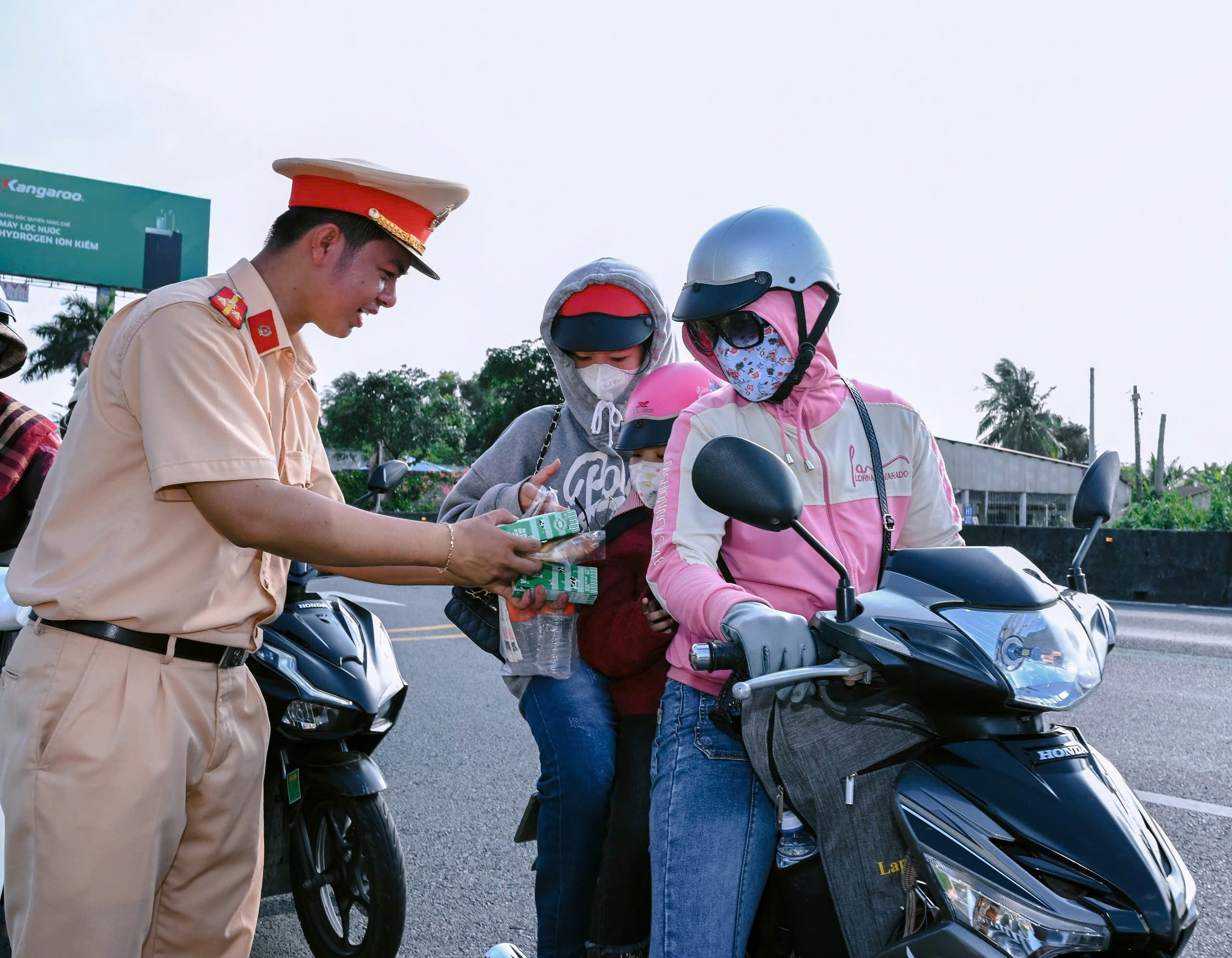Người lao động từ hồi hợp chuyển sang hạnh phúc khi "bị" CSGT dừng xe- Ảnh 9.