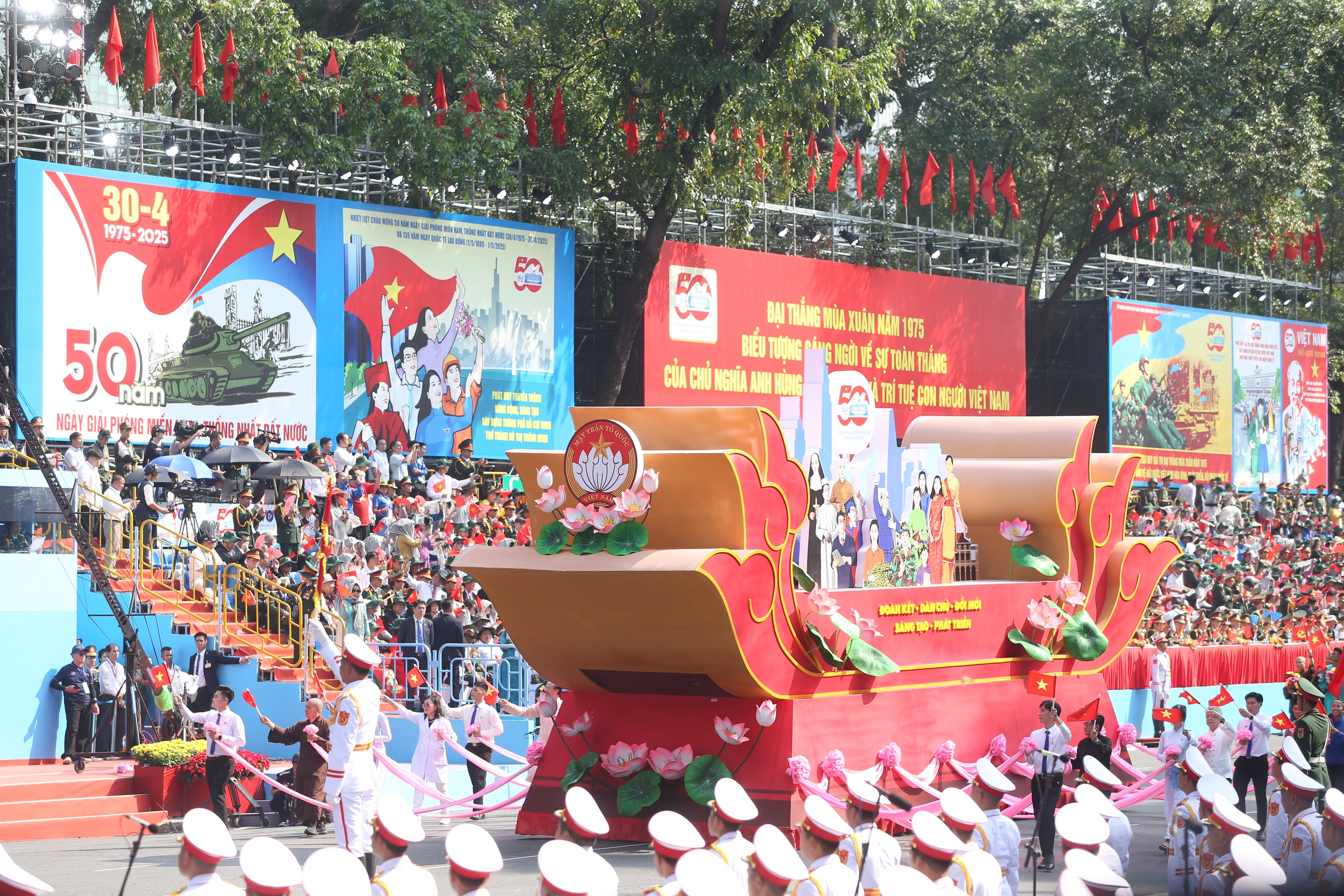 Khối diễu hành - Ảnh 3.