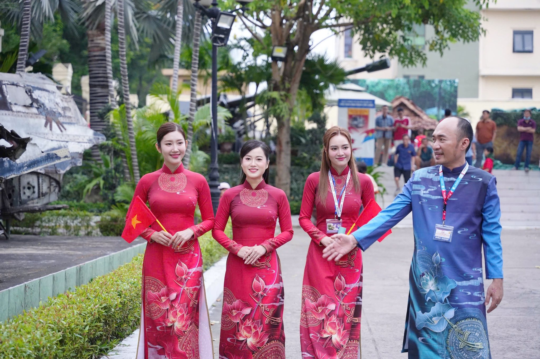 Lan Ngọc, Phương Thanh, Th&uacute;y Ng&acirc;n&hellip; hạnh ph&uacute;c sau diễu h&agrave;nh - Ảnh 8.