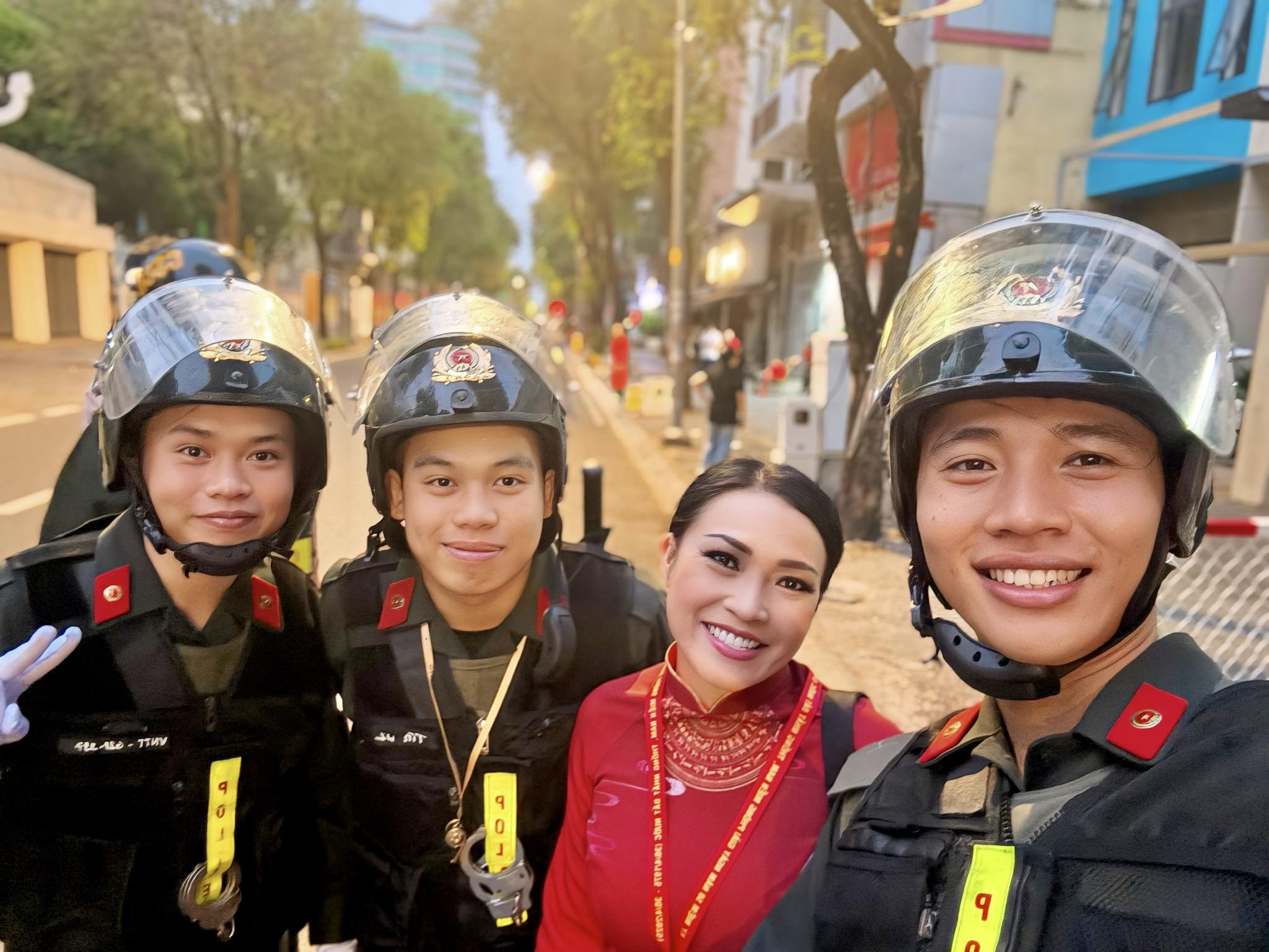 Lan Ngọc, Phương Thanh, Th&uacute;y Ng&acirc;n&hellip; hạnh ph&uacute;c sau diễu h&agrave;nh - Ảnh 3.