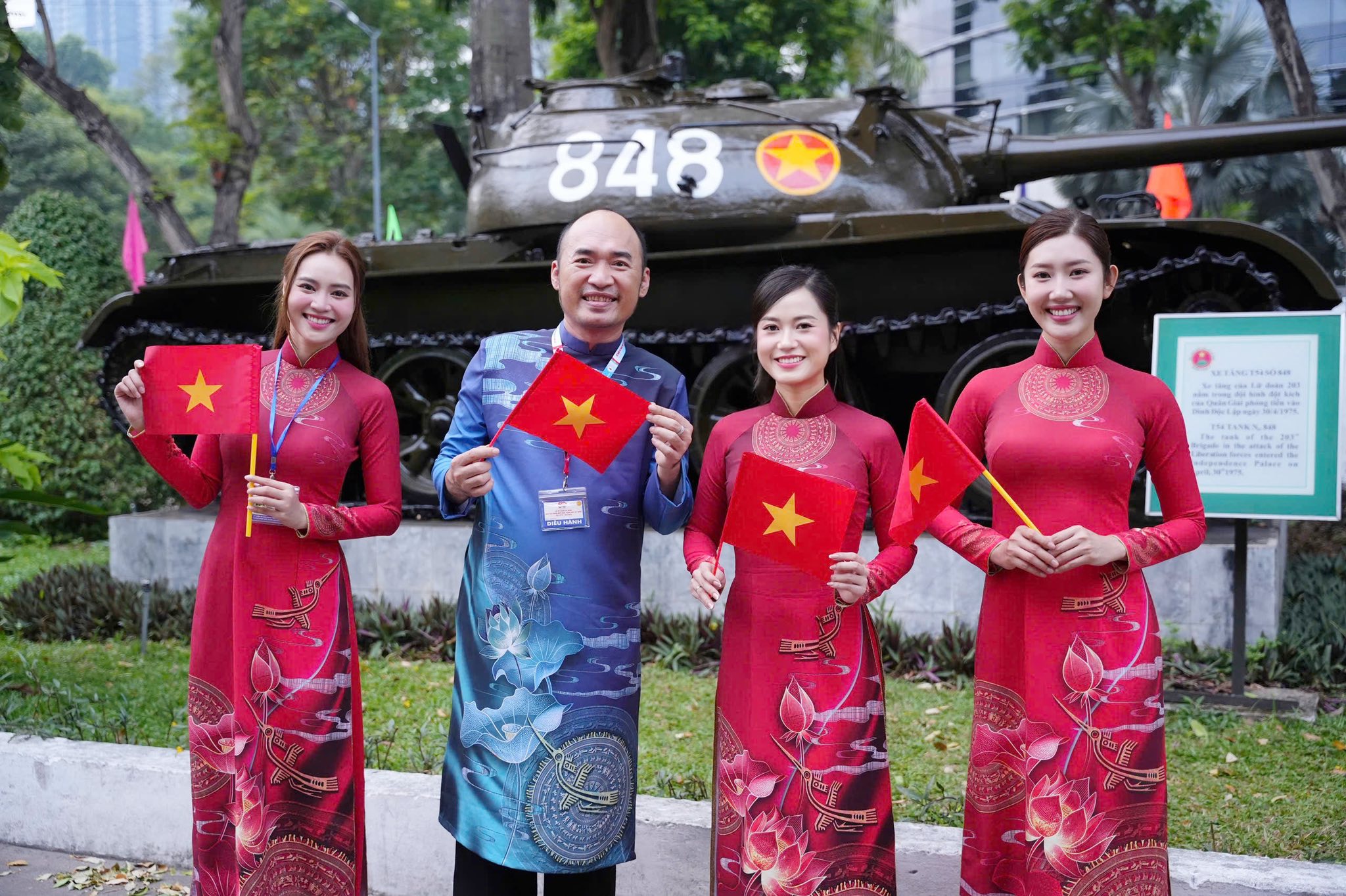Lan Ngọc, Phương Thanh, Th&uacute;y Ng&acirc;n&hellip; hạnh ph&uacute;c sau diễu h&agrave;nh - Ảnh 7.