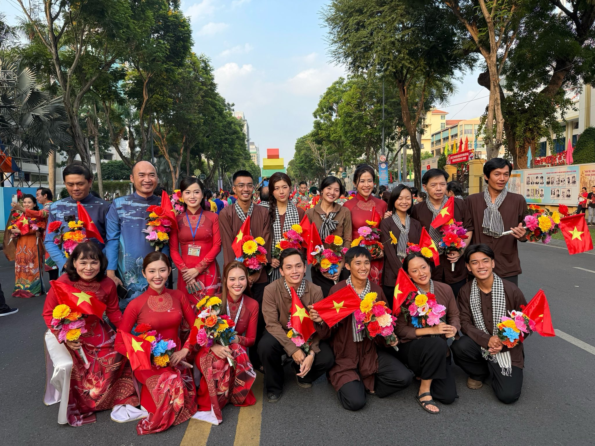 Lan Ngọc, Phương Thanh, Th&uacute;y Ng&acirc;n&hellip; hạnh ph&uacute;c sau diễu h&agrave;nh - Ảnh 11.
