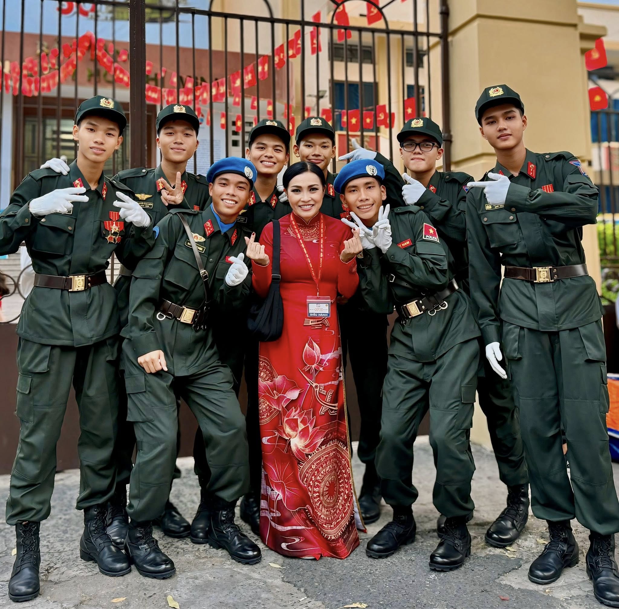 Lan Ngọc, Phương Thanh, Th&uacute;y Ng&acirc;n&hellip; hạnh ph&uacute;c sau diễu h&agrave;nh - Ảnh 2.