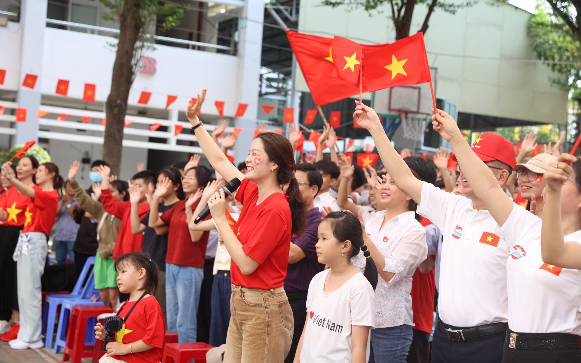 Học sinh, sinh viên tham gia "concert quốc gia" theo phong cách riêng