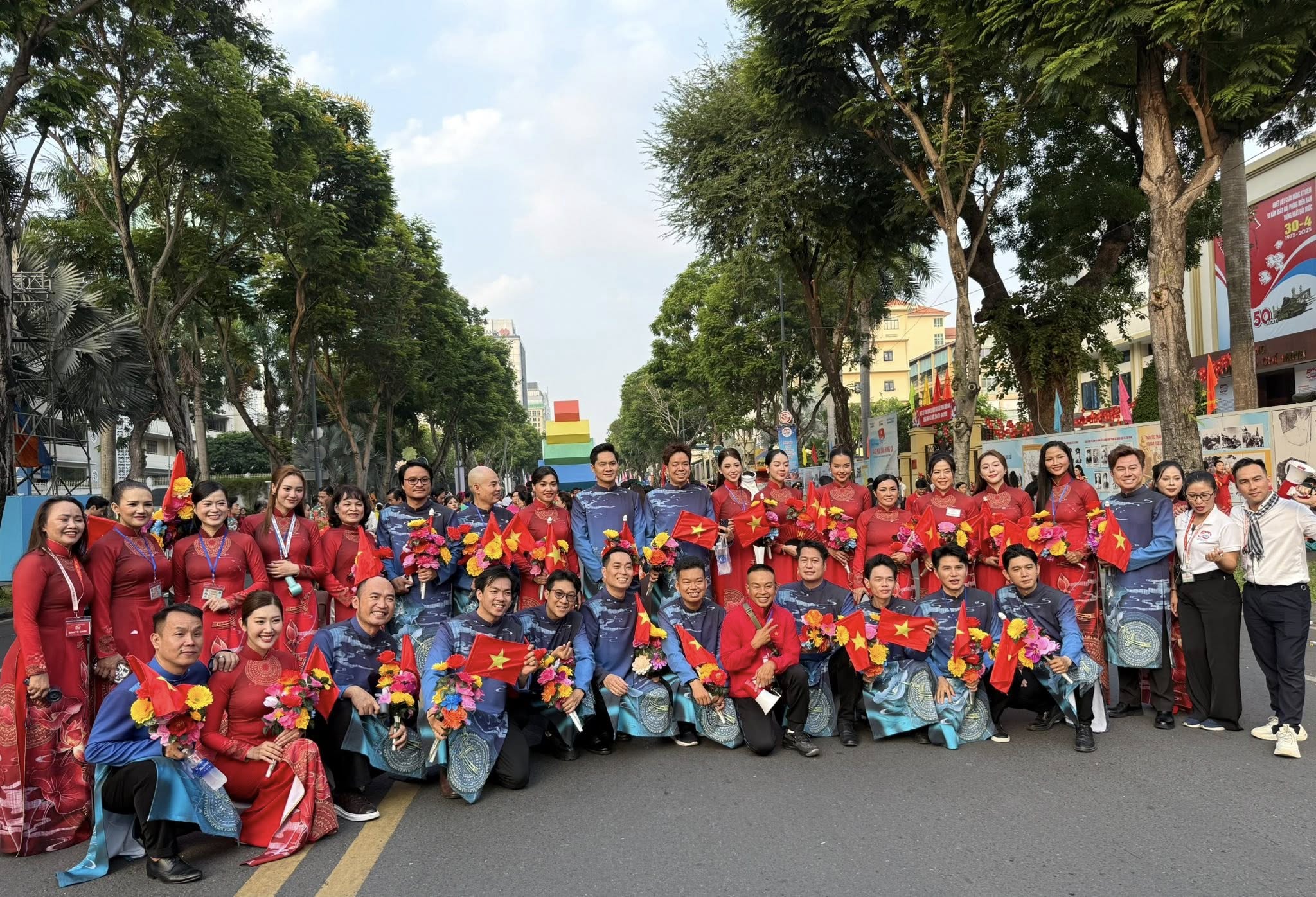 Lan Ngọc, Phương Thanh, Th&uacute;y Ng&acirc;n&hellip; hạnh ph&uacute;c sau diễu h&agrave;nh - Ảnh 13.