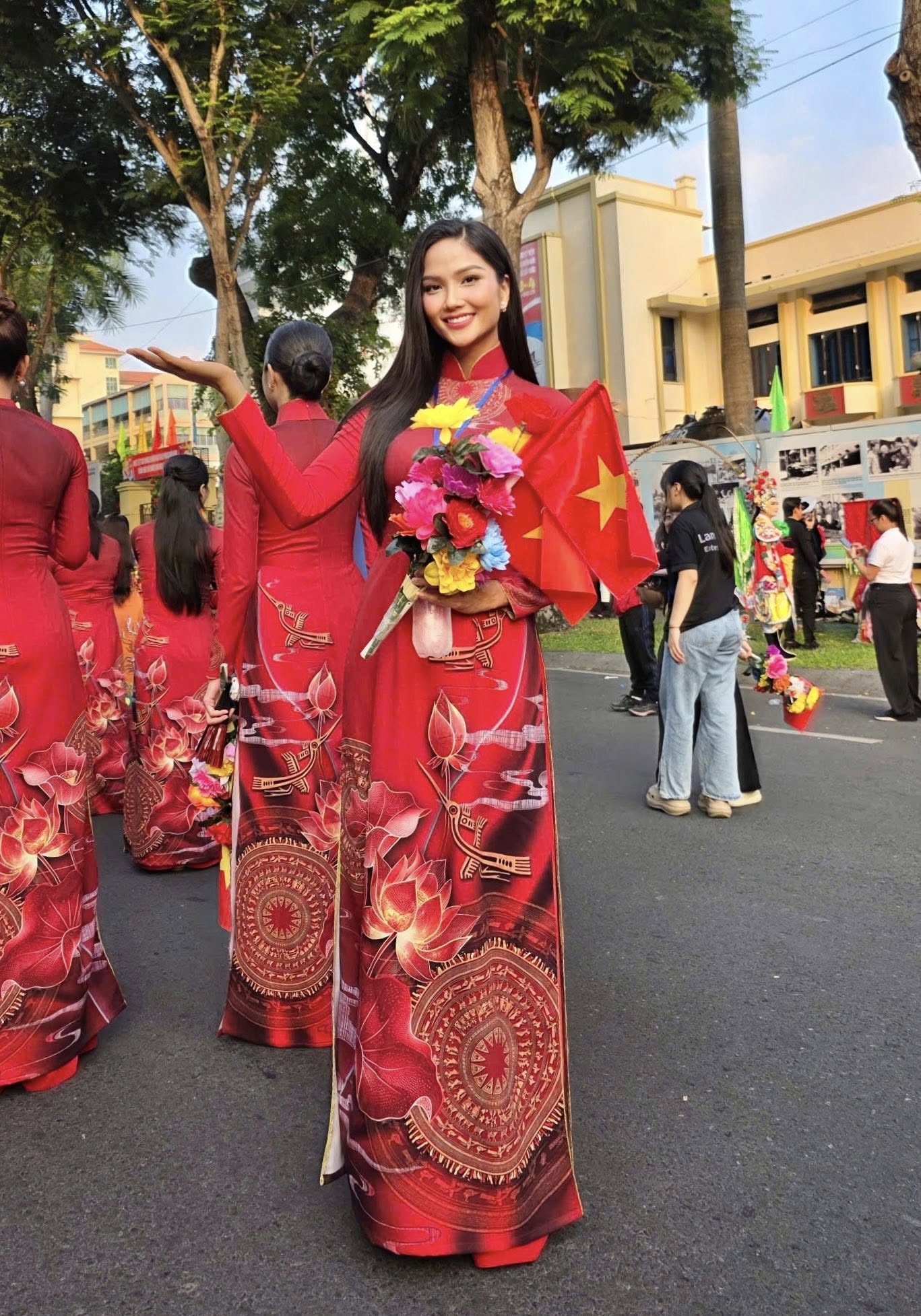 Lan Ngọc, Phương Thanh, Th&uacute;y Ng&acirc;n&hellip; hạnh ph&uacute;c sau diễu h&agrave;nh - Ảnh 4.