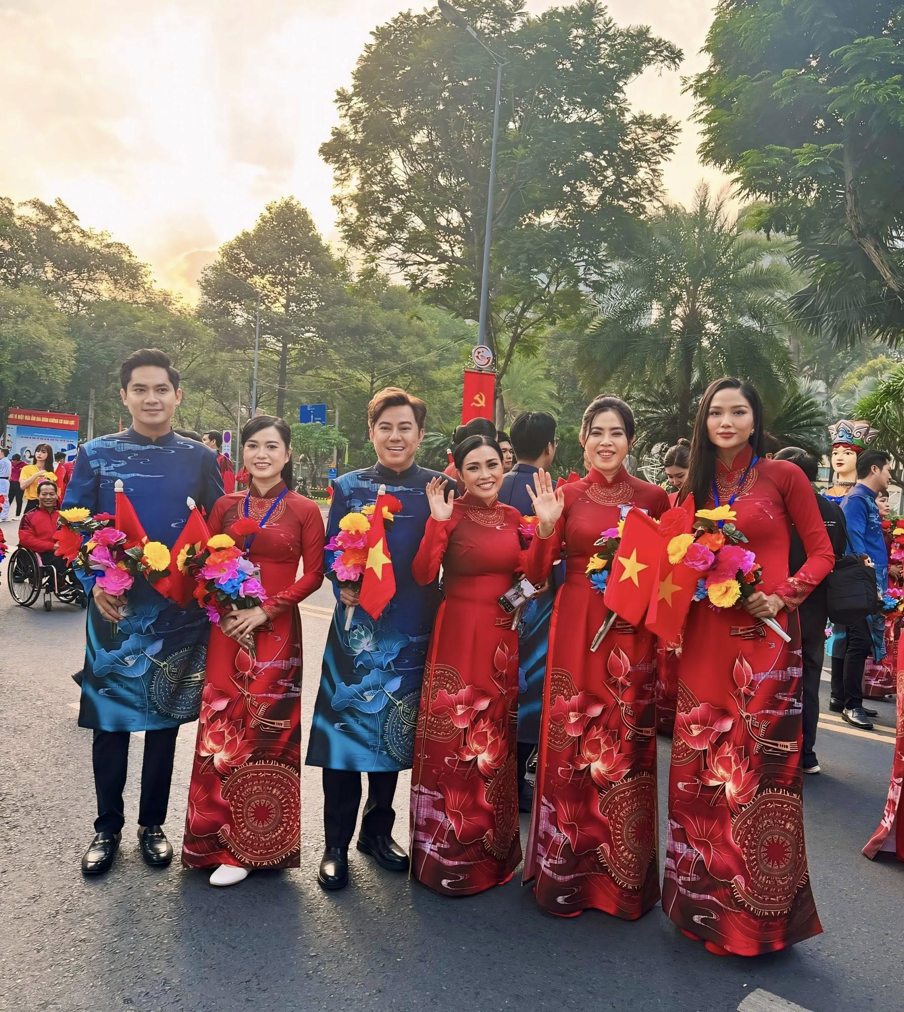 Lan Ngọc, Phương Thanh, Th&uacute;y Ng&acirc;n&hellip; hạnh ph&uacute;c sau diễu h&agrave;nh - Ảnh 12.