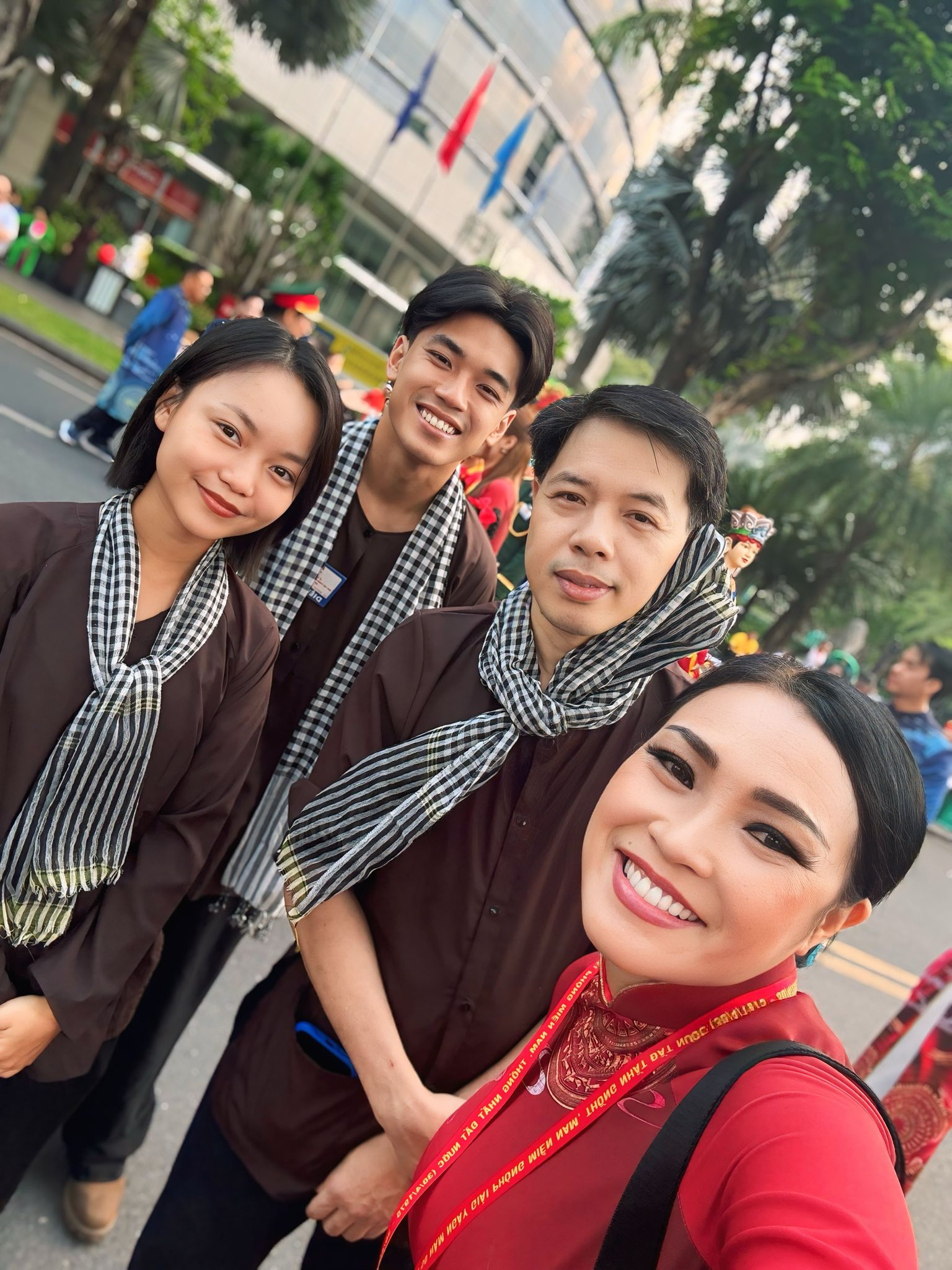 Lan Ngọc, Phương Thanh, Th&uacute;y Ng&acirc;n&hellip; hạnh ph&uacute;c sau diễu h&agrave;nh - Ảnh 1.