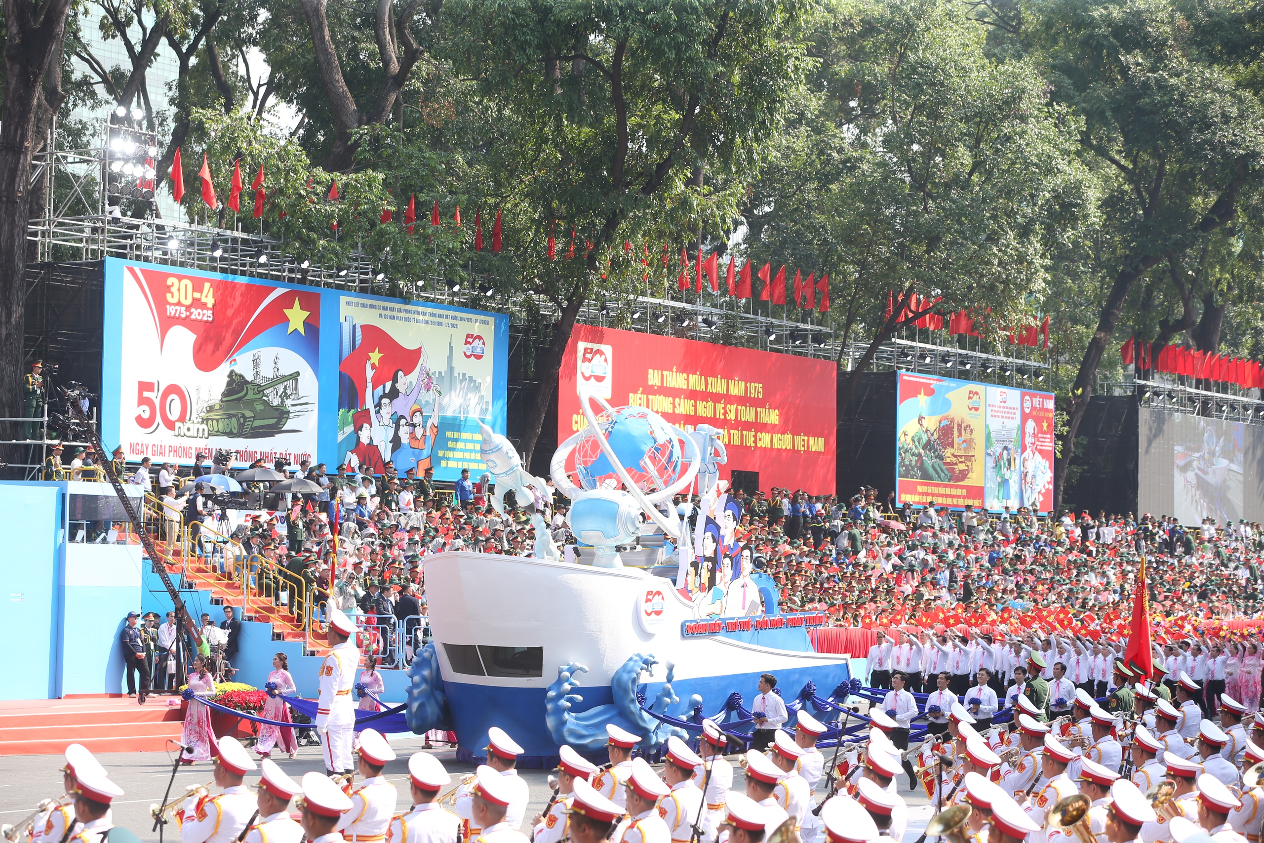 Khối diễu hành - Ảnh 15.