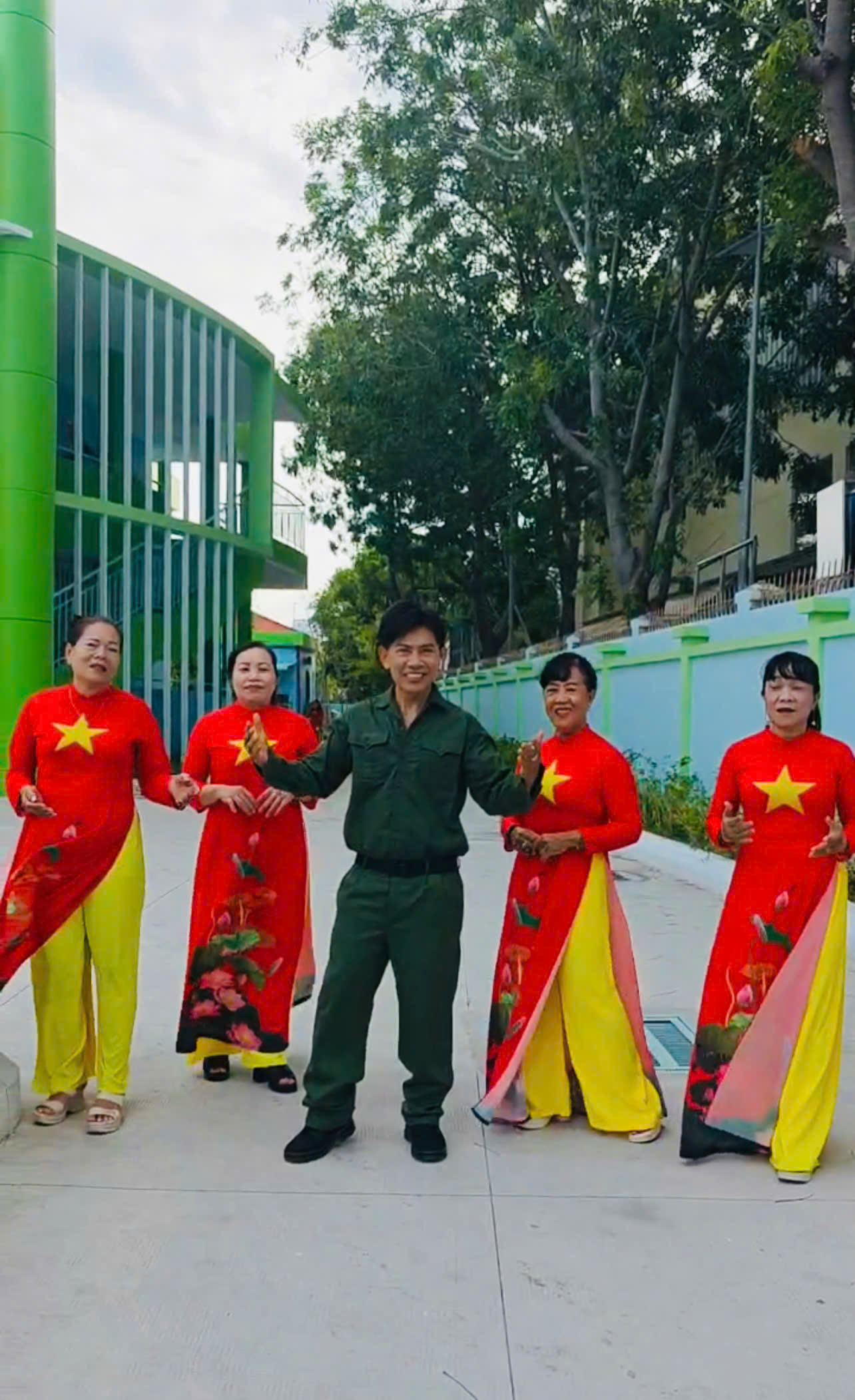 Cuộc sống "chật vật" của ca sĩ "Mưa bụi" một thời Mai Tuấn   - Ảnh 1.