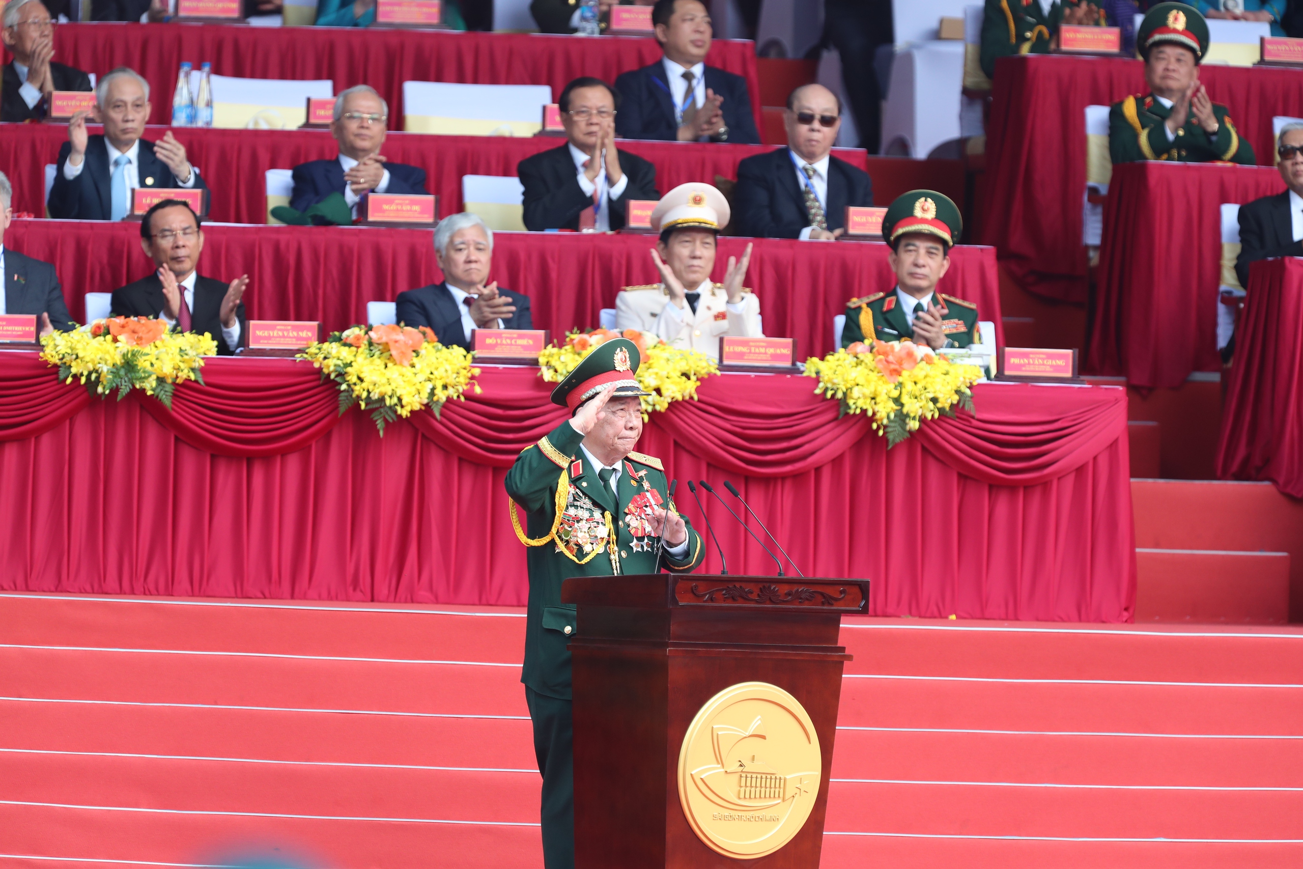 Ch&acirc;n dung vị tướng ph&aacute;t biểu tại lễ kỷ niệm 50 năm thống nhất đất nước- Ảnh 1.