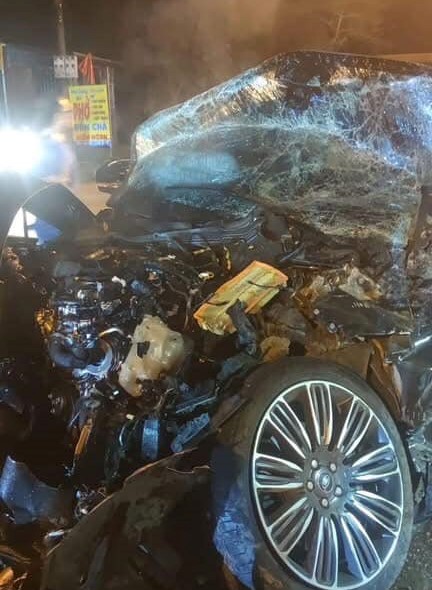 VIDEO: Xe sang Range Rover dập n&aacute;t khi đấu đầu xe kh&aacute;ch- Ảnh 1.