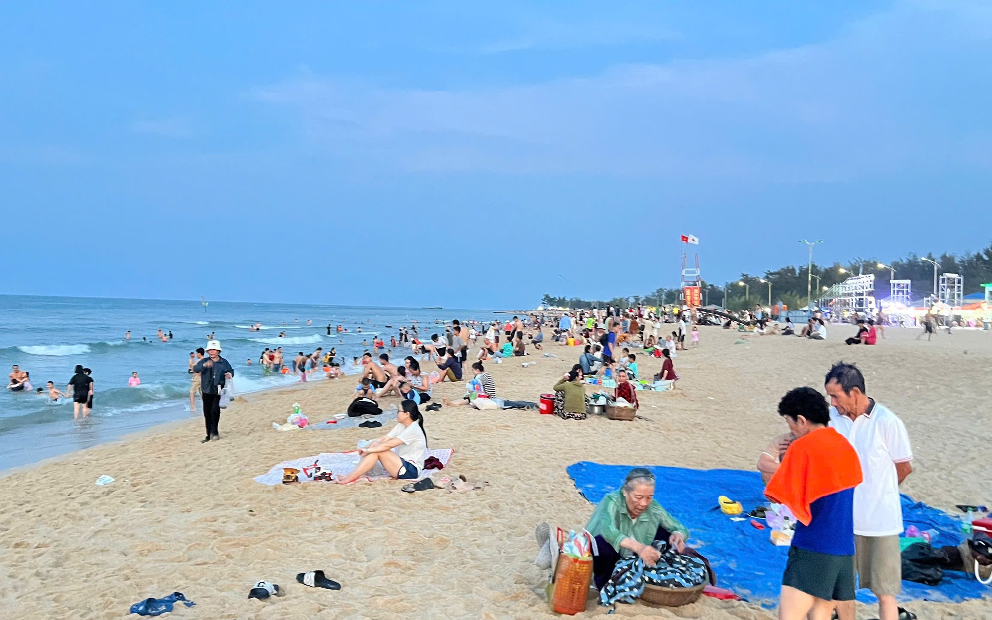 Hình ảnh bãi biển Huế trong ngày đầu nghỉ lễ 30-4