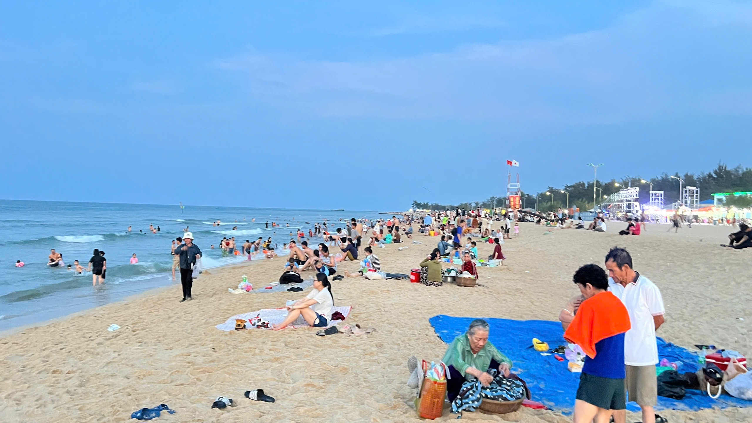 H&igrave;nh ảnh bất ngờ ở b&atilde;i biển Huế trong ng&agrave;y đầu nghỉ lễ 30-4 - Ảnh 2.