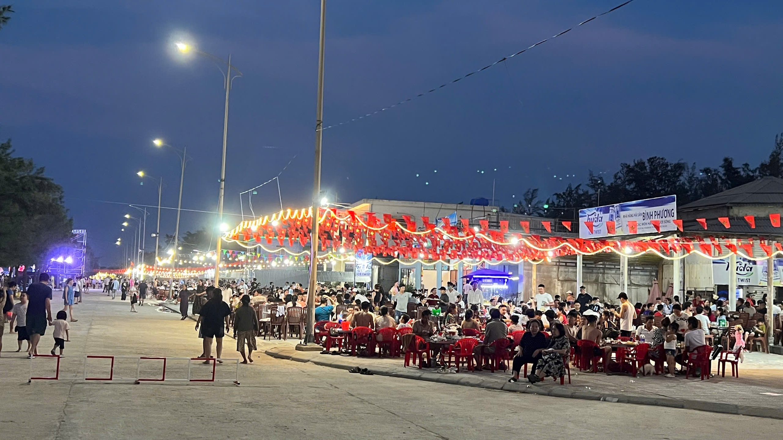 H&igrave;nh ảnh bất ngờ ở b&atilde;i biển Huế trong ng&agrave;y đầu nghỉ lễ 30-4 - Ảnh 7.