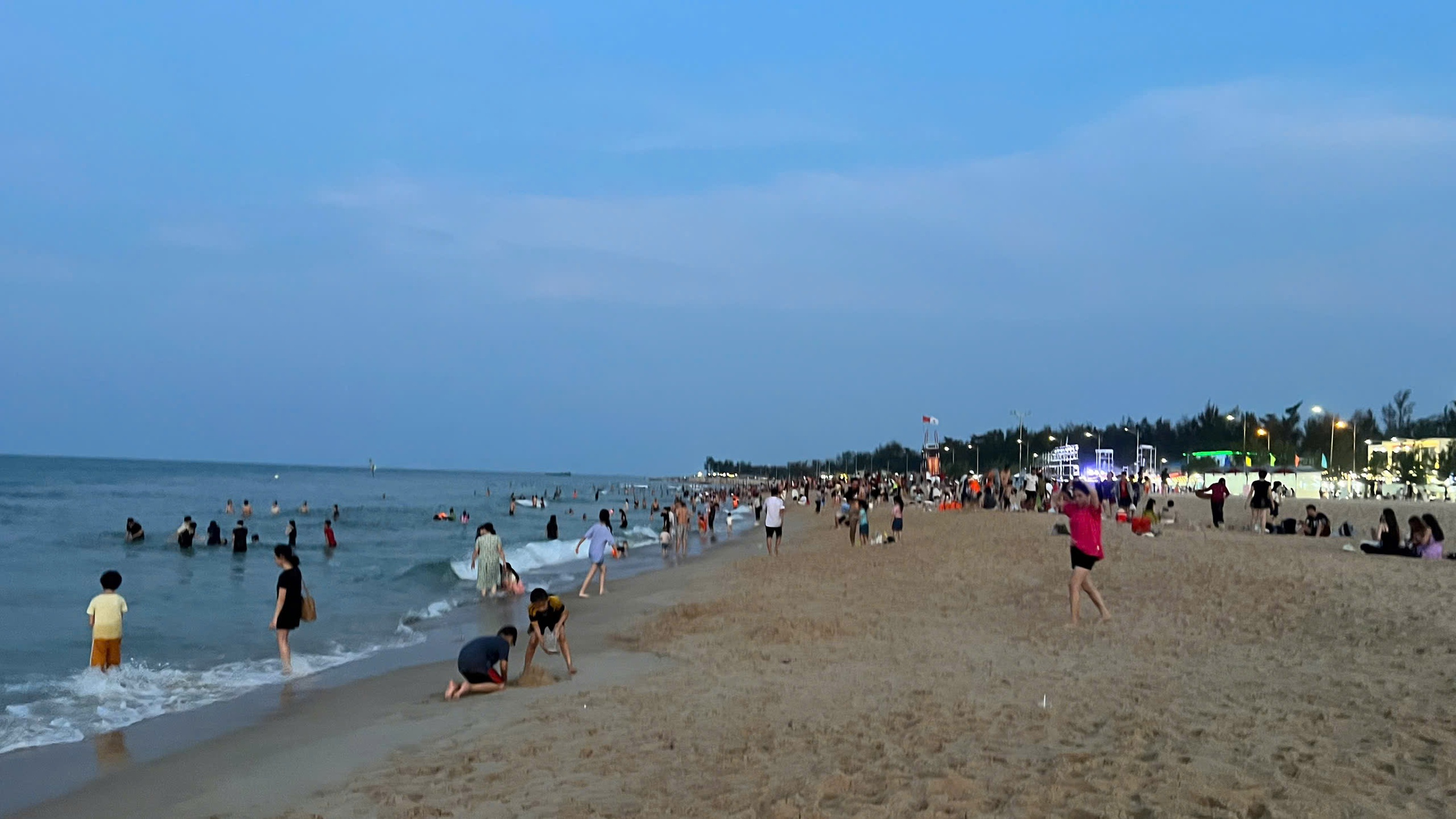 H&igrave;nh ảnh bất ngờ ở b&atilde;i biển Huế trong ng&agrave;y đầu nghỉ lễ 30-4 - Ảnh 8.