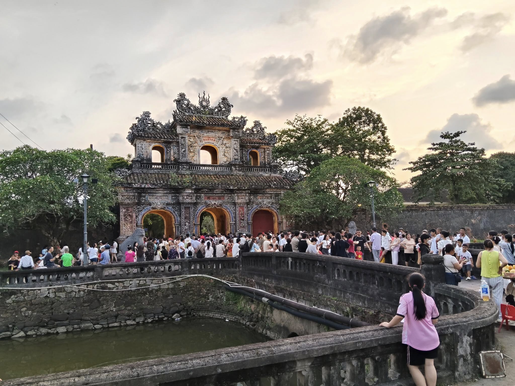 H&igrave;nh ảnh bất ngờ ở b&atilde;i biển Huế trong ng&agrave;y đầu nghỉ lễ 30-4 - Ảnh 10.