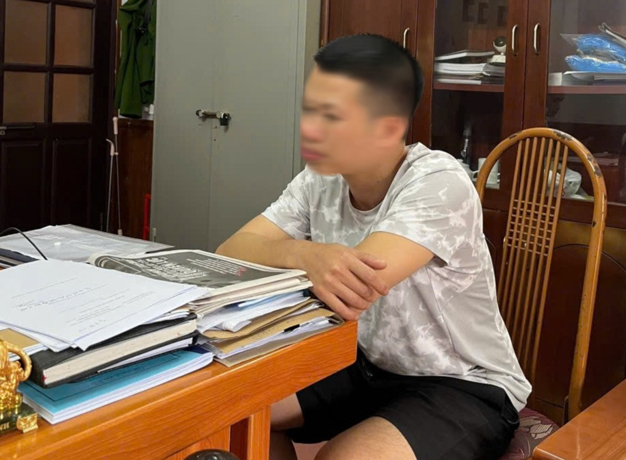 Tài xế ôtô dùng gậy bóng chày giải quyết va chạm giao thông - Ảnh 3.