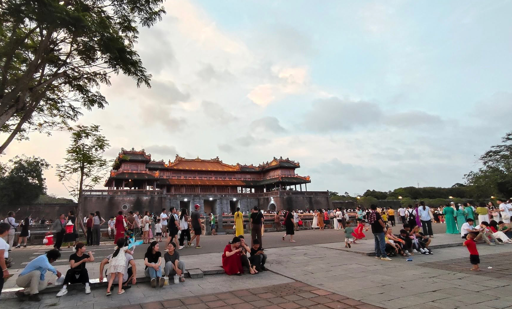 H&igrave;nh ảnh bất ngờ ở b&atilde;i biển Huế trong ng&agrave;y đầu nghỉ lễ 30-4 - Ảnh 12.