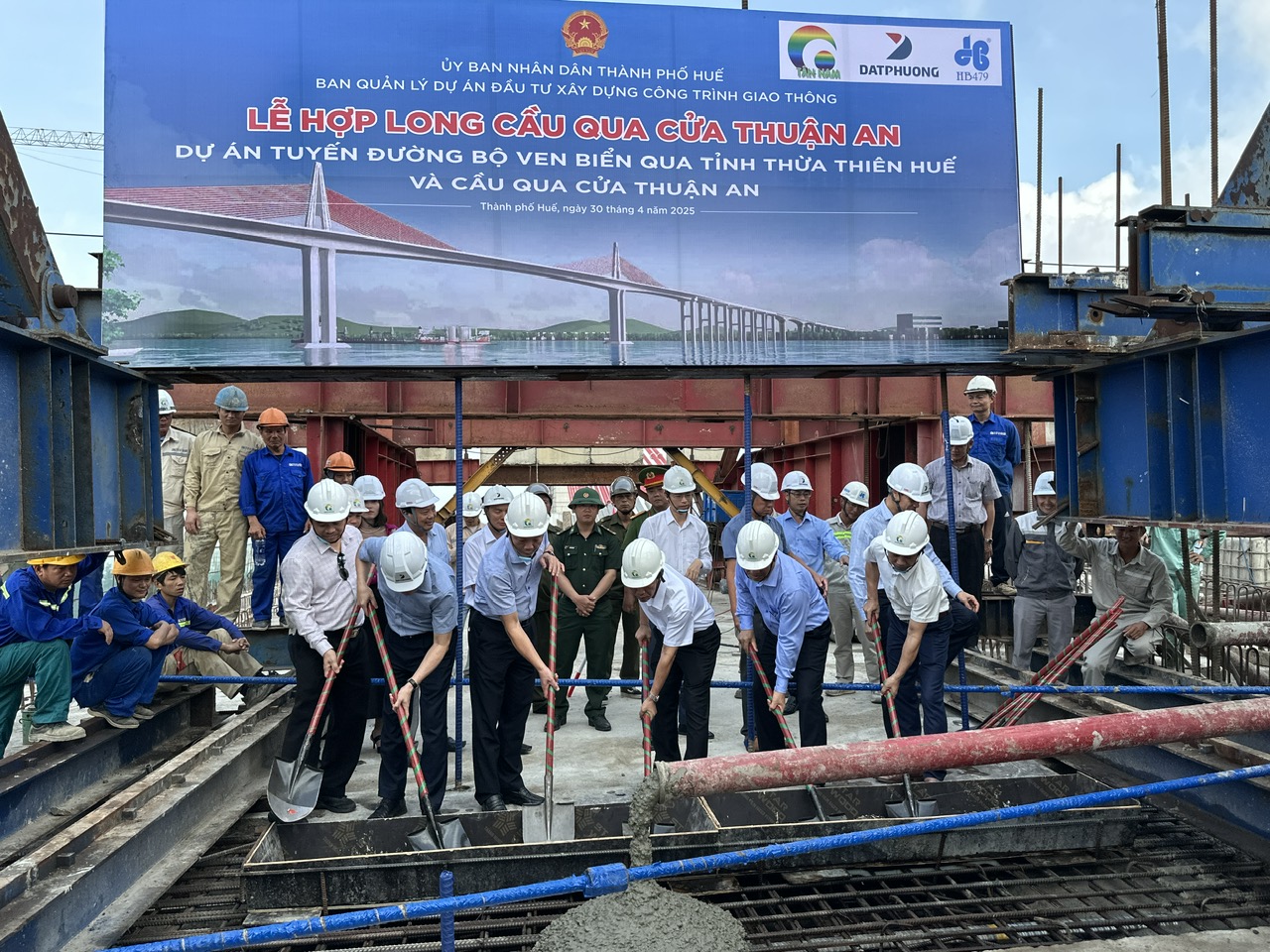 Sau 3 năm khởi c&ocirc;ng, cầu vượt cửa biển d&agrave;i nhất miền Trung như thế n&agrave;o?- Ảnh 1.
